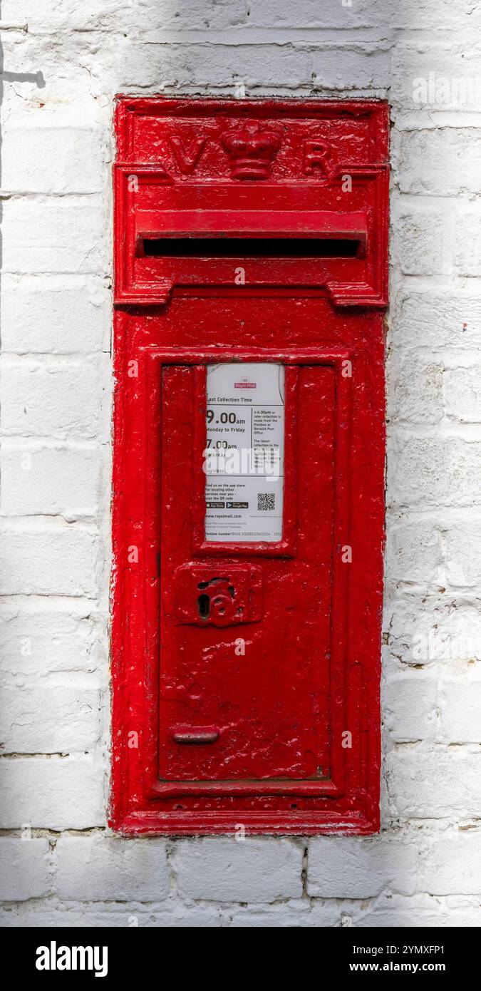 Casella di lettere vittoriana - casella postale - incastonata nel muro, The Street, Arlington, Polegate, East Sussex, Inghilterra, Regno Unito Foto Stock