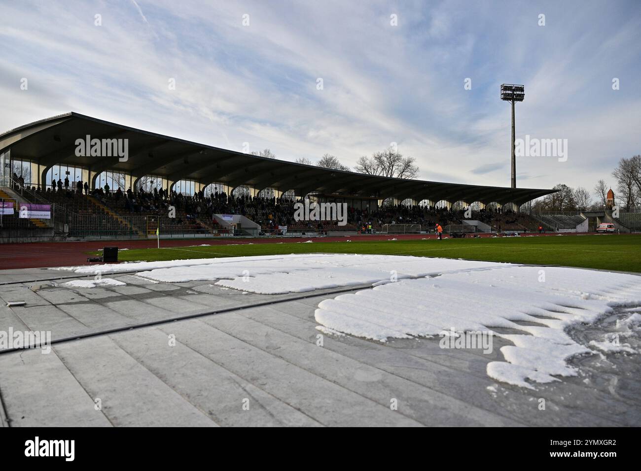 das alte Rosenaustadion ad Augusta leuchtet in der Sonne/Symbolbild/Schnee/Winter/Eis/Symbolbidl /Regionalliga Bayern: TSV Schwaben Augsburg - FC Augsburg II, Rosenaustadion AM 23.11.2024 Foto Stock