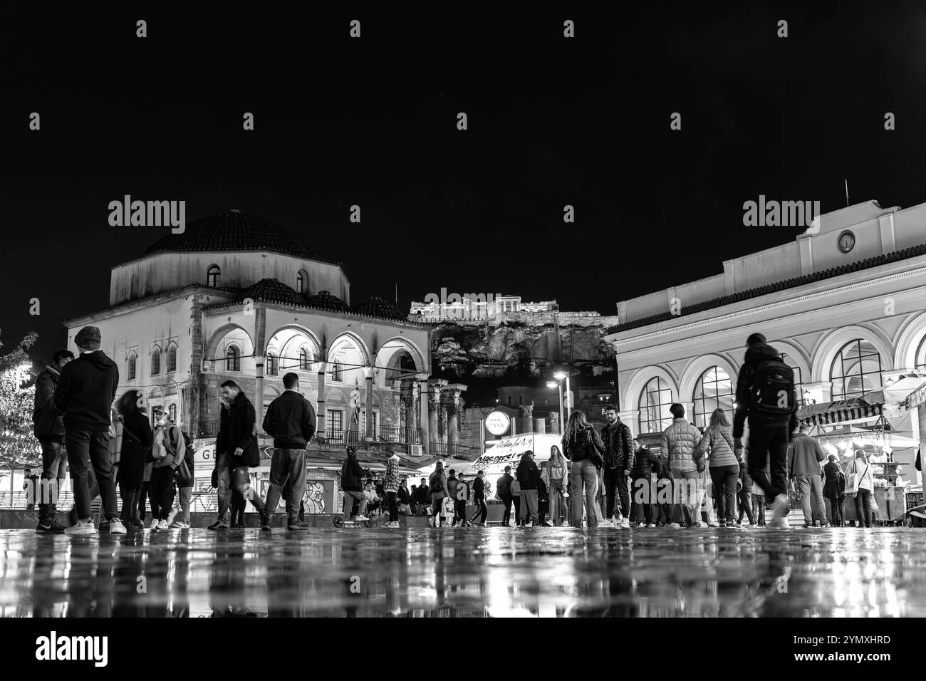 Atene, Grecia - 26 novembre 2021: Monastiraki è un quartiere del mercato delle pulci nella città vecchia di Atene, ed è uno dei principali quartieri dello shopping in Una Foto Stock