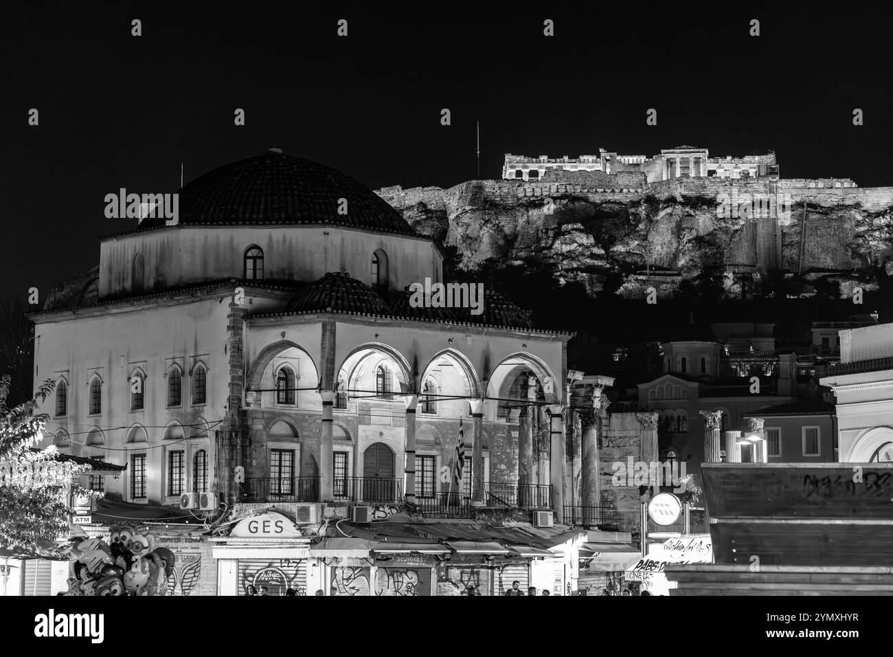 Atene, Grecia - 26 novembre 2021: Monastiraki è un quartiere del mercato delle pulci nella città vecchia di Atene, ed è uno dei principali quartieri dello shopping in Una Foto Stock