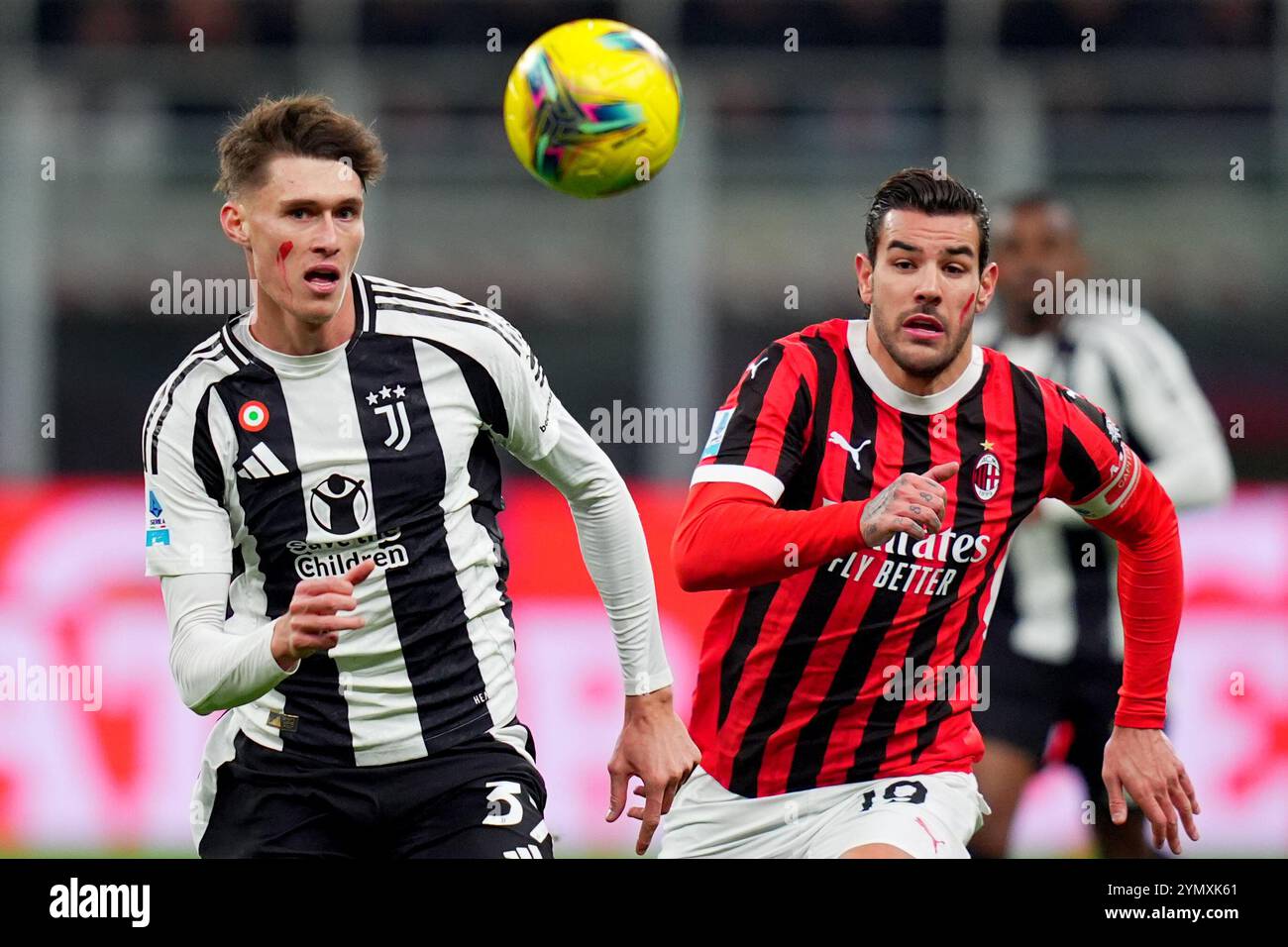 Theo Hernandez dell'AC Milan lotta per il ballo con Nicolo Savona della Juventus durante la partita di calcio di serie A tra Milano e Juventus allo Stadio San Siro di Milano, Italia settentrionale - sabato 23 novembre 2024. Sport - calcio . (Foto di Spada/Lapresse) credito: LaPresse/Alamy Live News Foto Stock