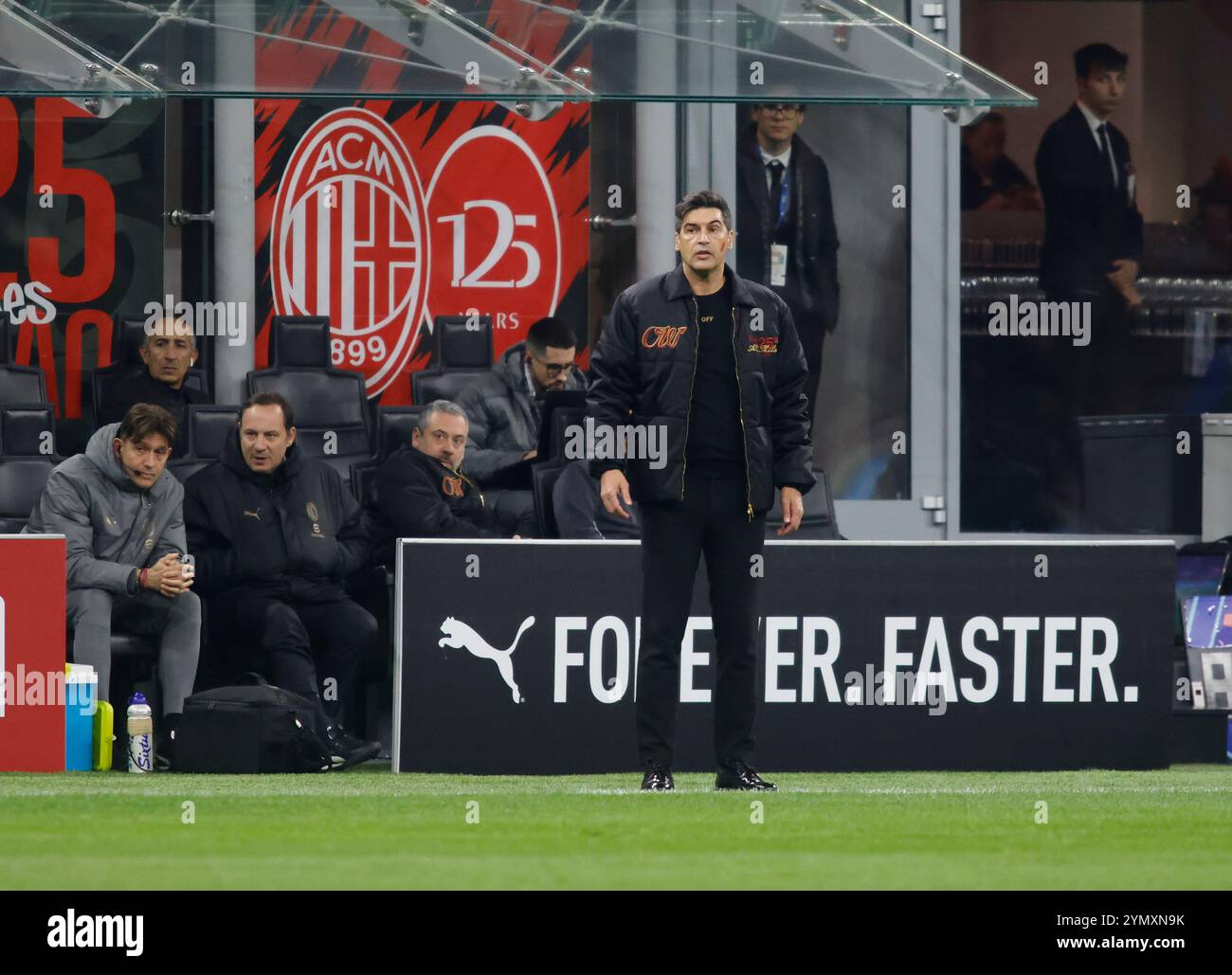 Milano, Italia. 23 novembre 2024. Paulo Fonseca allenatore dell'AC Milan durante la partita di calcio di serie A tra l'AC Milan e la Juventus FC il 23 novembre 2024 allo stadio San Siro, Milano, Italia Credit: Nderim Kaceli/Alamy Live News Foto Stock