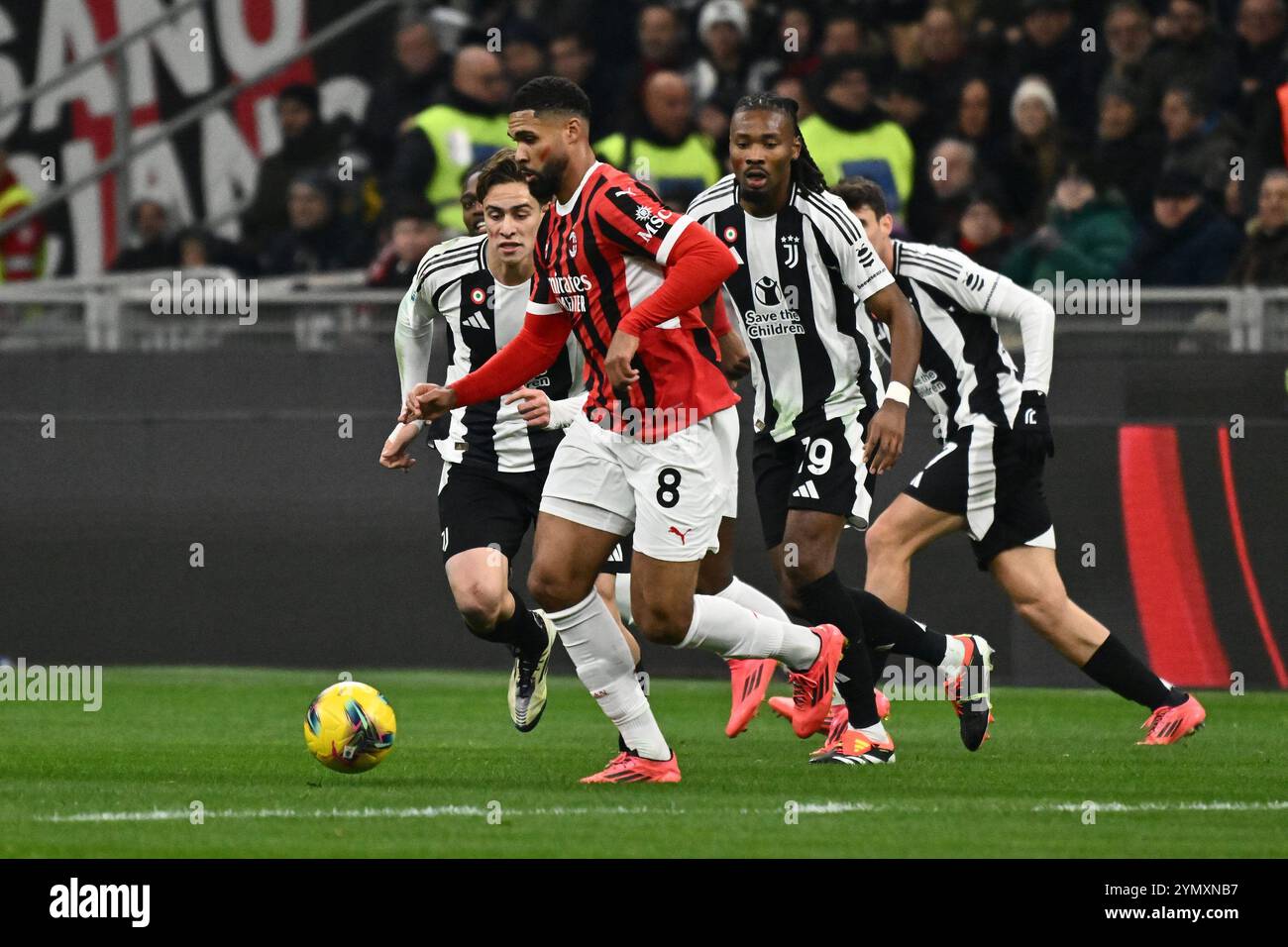 Ruben Loftus-Cheekof A.C. Milan e Khéphren Thuram della Juventus F.C. in azione durante la tredicesima giornata del Campionato di serie A tra A.C. Milan e Juventus F.C. allo Stadio San Siro il 21 ottobre 2024 a Milano. Foto Stock