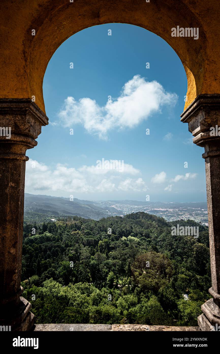 Colline boscose e cieli attraverso l'arco del Palazzo da pena - Sintra, Portogallo Foto Stock