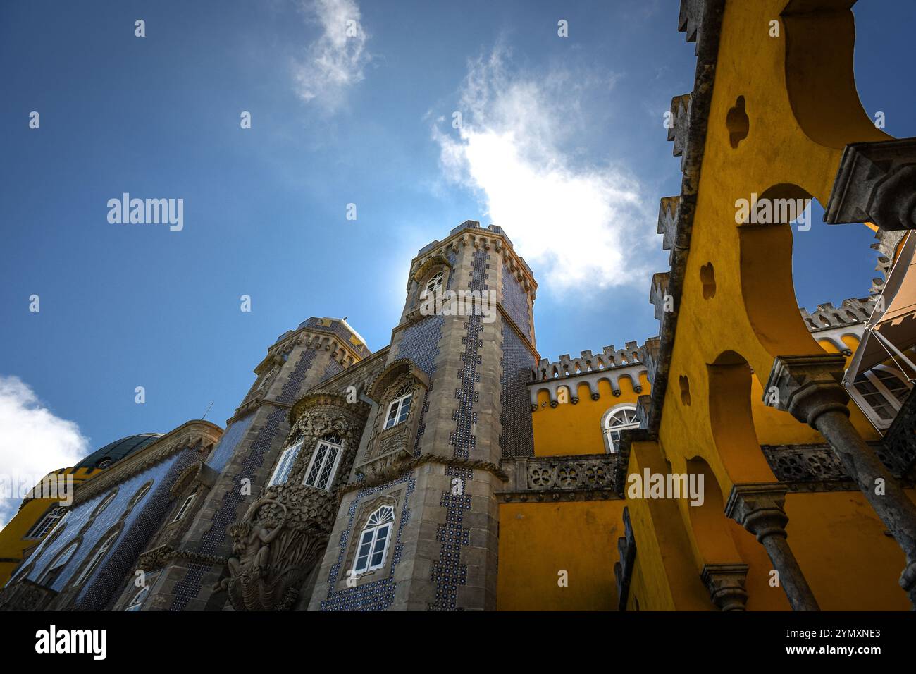 Dettagli architettonici della facciata del Palácio da pena in un giorno d'estate - Sintra, Portogallo Foto Stock