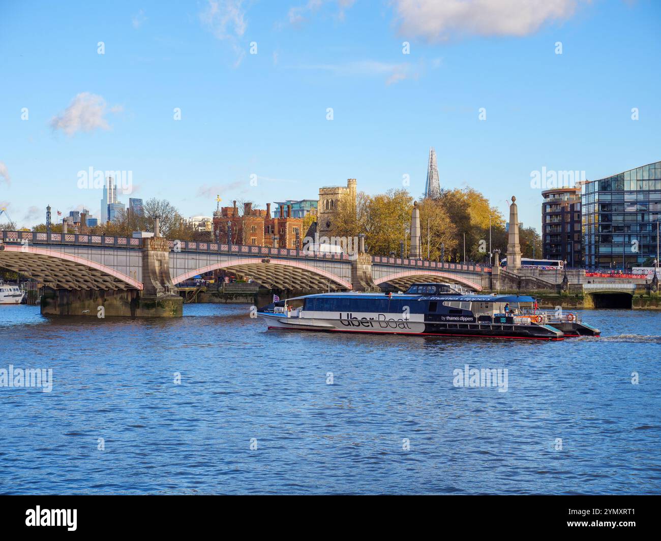 Uber Boat sul Tamigi passando attraverso Lambeth Bridge, Westminster, Londra, Regno Unito Foto Stock