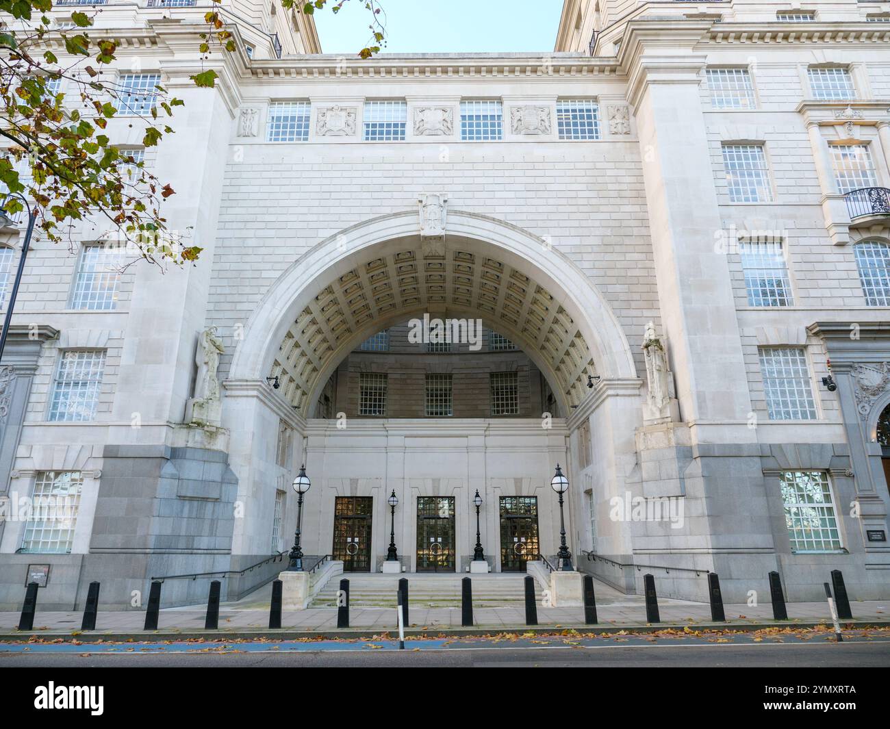 Artway of Thames House, l'edificio del servizio di sicurezza del governo MI5 a Millbank, Westminster, Londra, Regno Unito Foto Stock