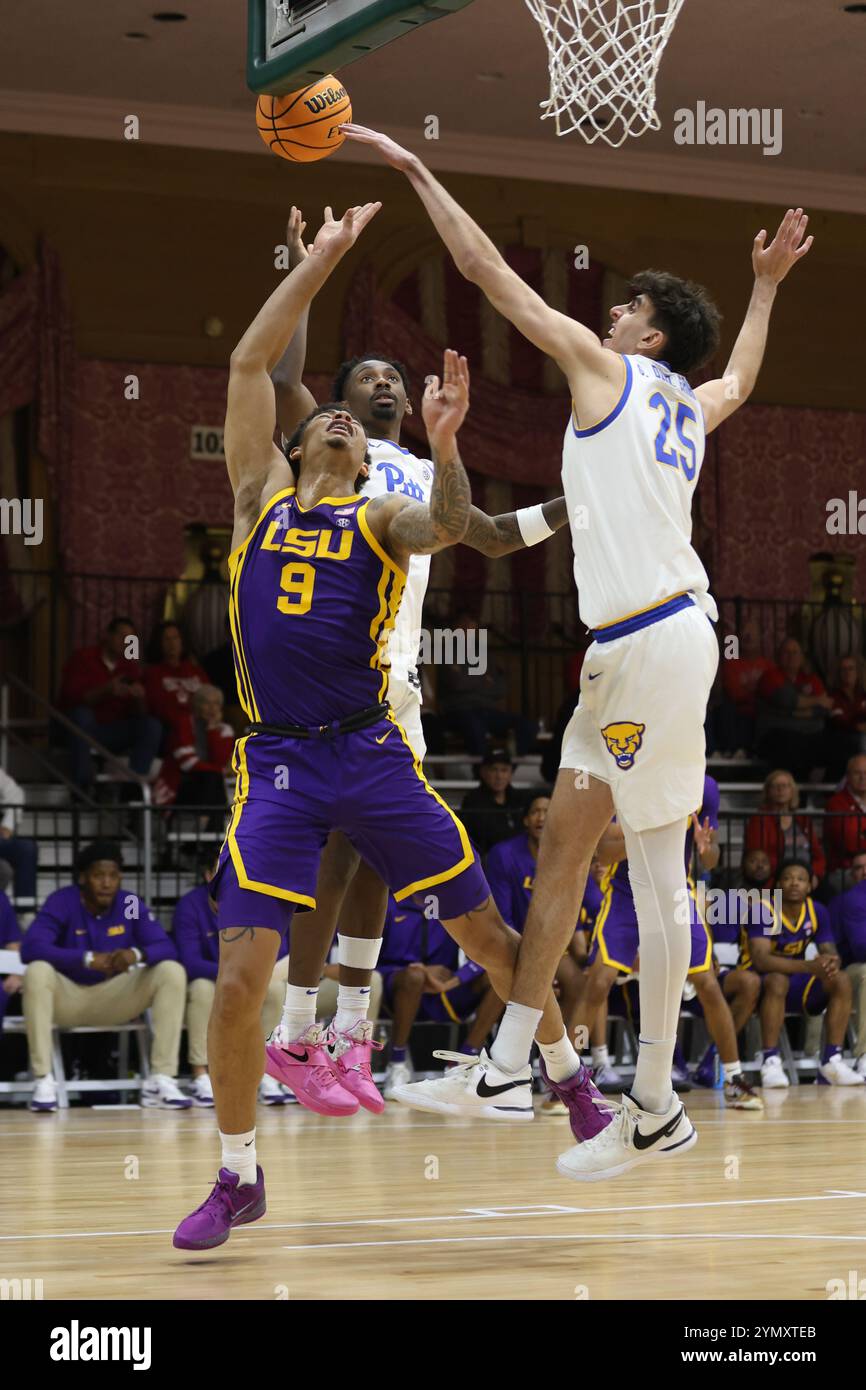 White Sulphur Springs, WV, USA. 22 novembre 2024. L'attaccante dei Pittsburgh Panthers Guillermo Diaz Graham (25) blocca il tiro dell'attaccante dei LSU Tigers Jalen Reed (9) durante la partita della Greenbrier Tip-Off Mountain Division tra i Pittsburgh Panthers e i LSU Tigers al Greenbrier Resort di White Sulphur Springs, WV. Jonathan Huff/CSM/Alamy Live News Foto Stock