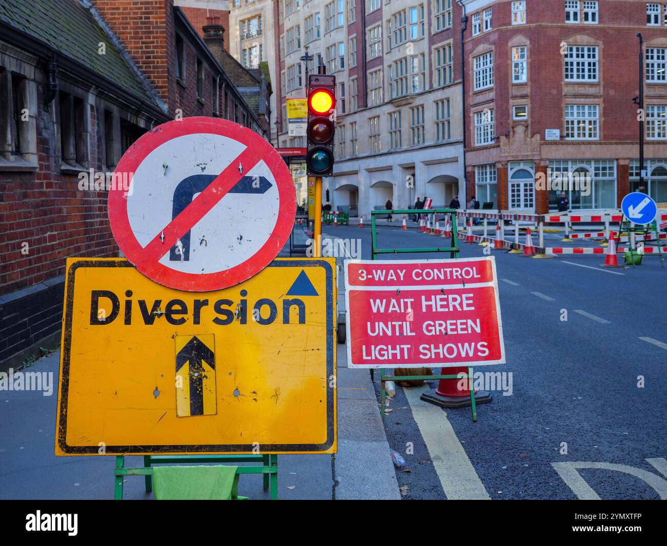 Segnale di deviazione e semaforo temporaneo, Westminster, Londra, Regno Unito Foto Stock