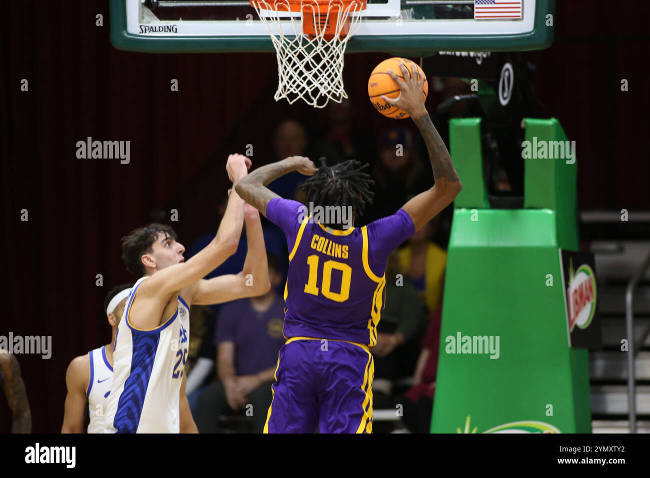 White Sulphur Springs, WV, USA. 22 novembre 2024. L'attaccante dei LSU Tigers Daimion Collins (10) cerca di schiacciare l'attaccante dei Pittsburgh Panthers Guillermo Diaz Graham (25) durante la partita della Greenbrier Tip-Off Mountain Division tra i Pittsburgh Panthers e i LSU Tigers al Greenbrier Resort di White Sulphur Springs, WV. Jonathan Huff/CSM (immagine di credito: © Jonathan Huff/Cal Sport Media). Crediti: csm/Alamy Live News Foto Stock