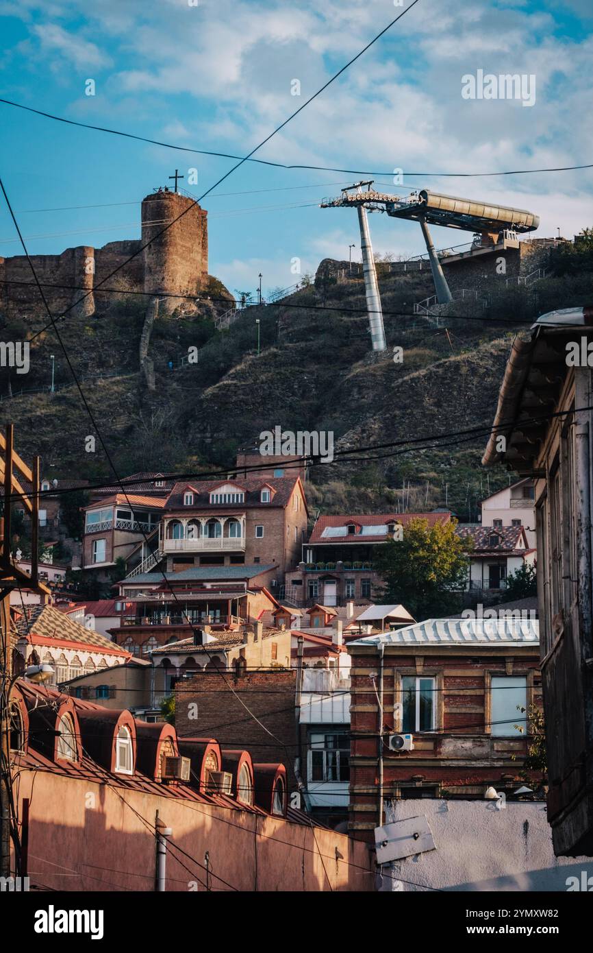 La Fortezza di Narikala, la funivia di Tbilisi e le facciate di case tradizionali con i loro balconi in legno a Kala, la città vecchia di Tbilisi, Geor Foto Stock