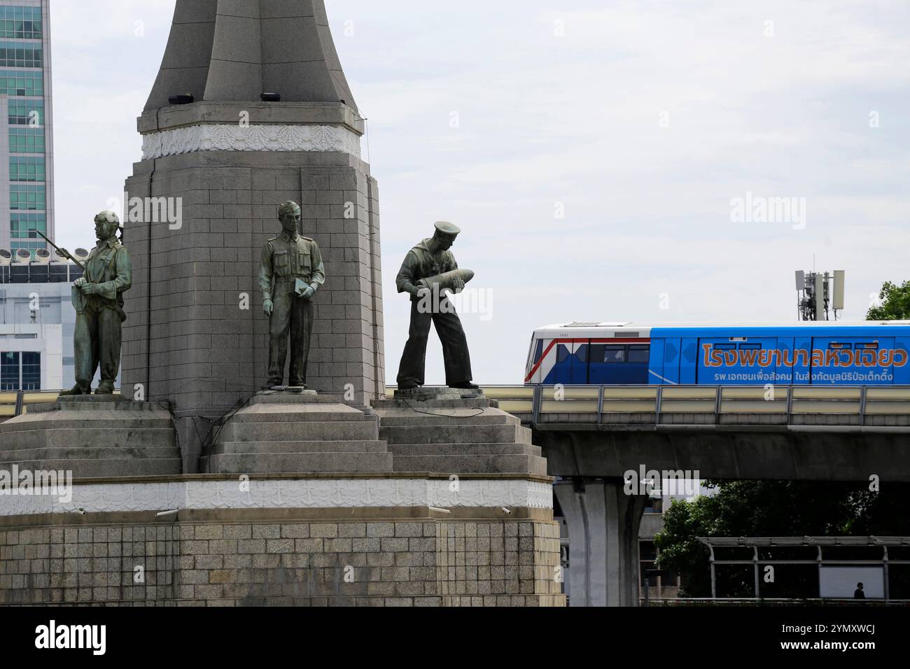 Bangkok, Thailandia - 25 giugno 2023: Primo piano dell'iconico Monumento della Vittoria. Il BTS Sky train, un sistema di trasporto di massa elevato. Foto Stock