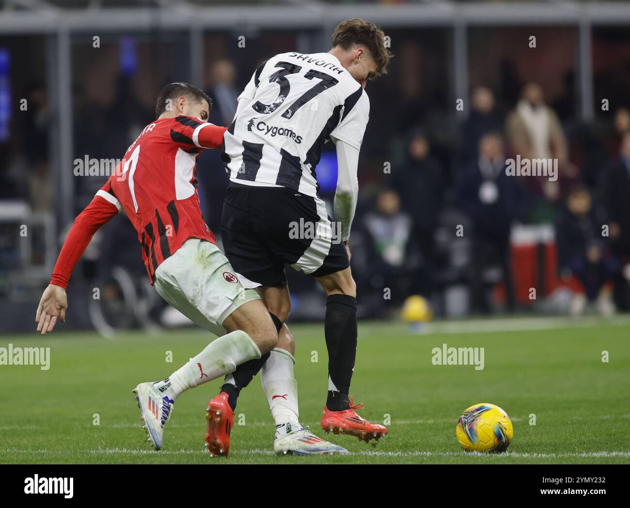 Nicolo Savona della Juventus FC e Alvaro Morata dell'AC Milan durante la partita di serie A italiana tra l'AC Milan e la Juventus FC il 23 novembre 2024 allo stadio San Siro, Milano, Italia Photo Nderim Kaceli Foto Stock