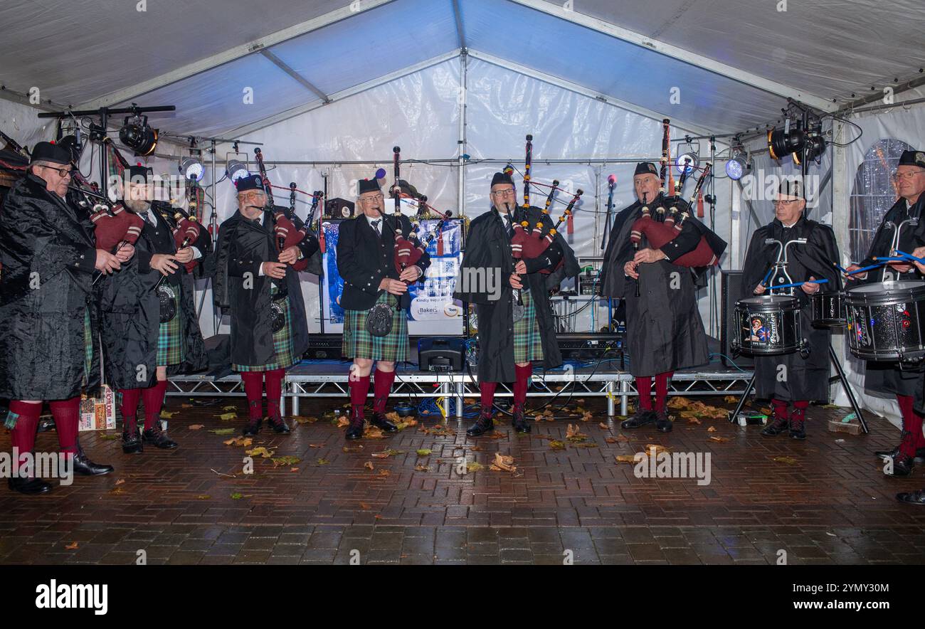 Brentwood Essex, Regno Unito. 23 novembre 2024. Mark Haigh, sindaco di Brentwood Essex, accende le luci di Natale. High Street sarà sostituito per l'evento festivo che vedrà una serie di spettacoli che porteranno all'accensione dell'interruttore delle luci Credit: Richard Lincoln/Alamy Live News Foto Stock