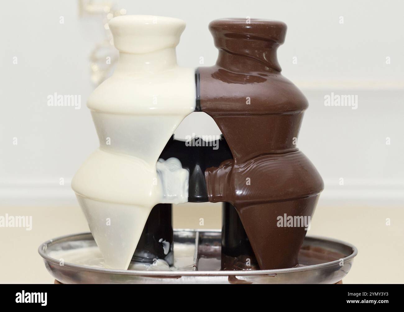 Scendi da vicino con cioccolata bianca calda e nera Foto Stock