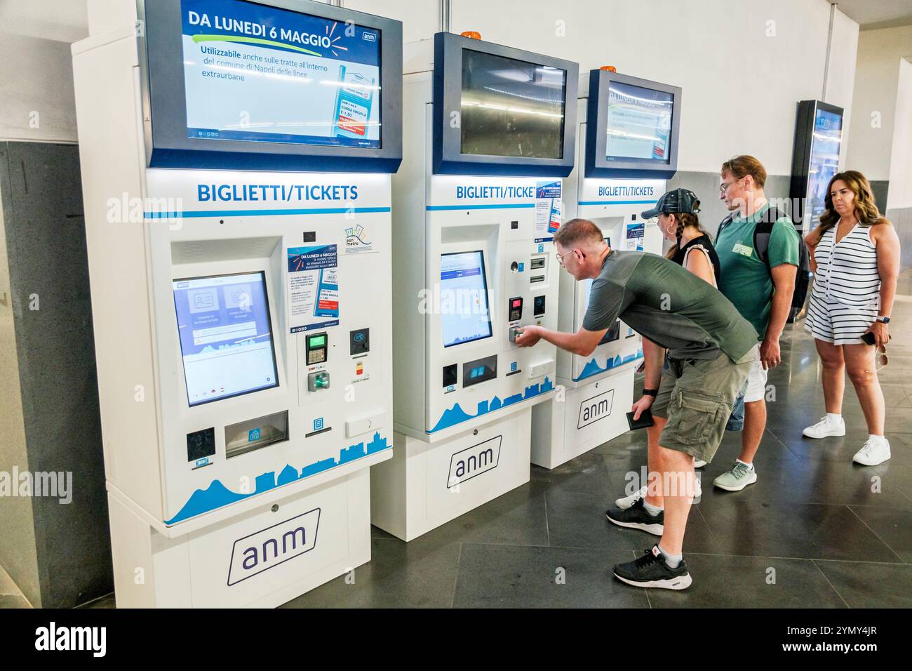 Napoli Italia, metropolitana Napoli metropolitana, metropolitana di Napoli, distributore automatico biglietti, coda self-service in attesa, uomini donne uomo donna coppia, buyi Foto Stock