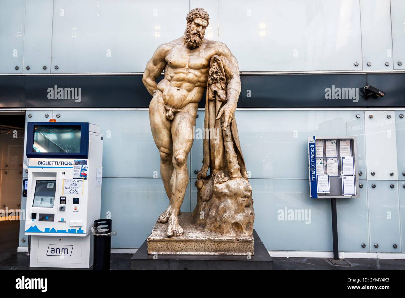 Napoli Italia, metropolitana di Napoli, metropolitana, metropolitana di Napoli, distributore automatico di biglietti self-service, antica statua di Ercole, stazione di trasporto pubblico, cla Foto Stock