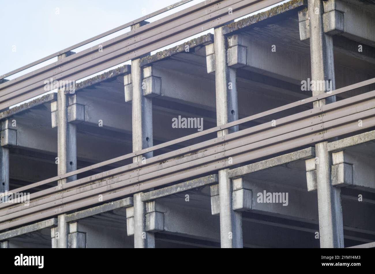 Vecchio garage vuoto e fatiscente Foto Stock