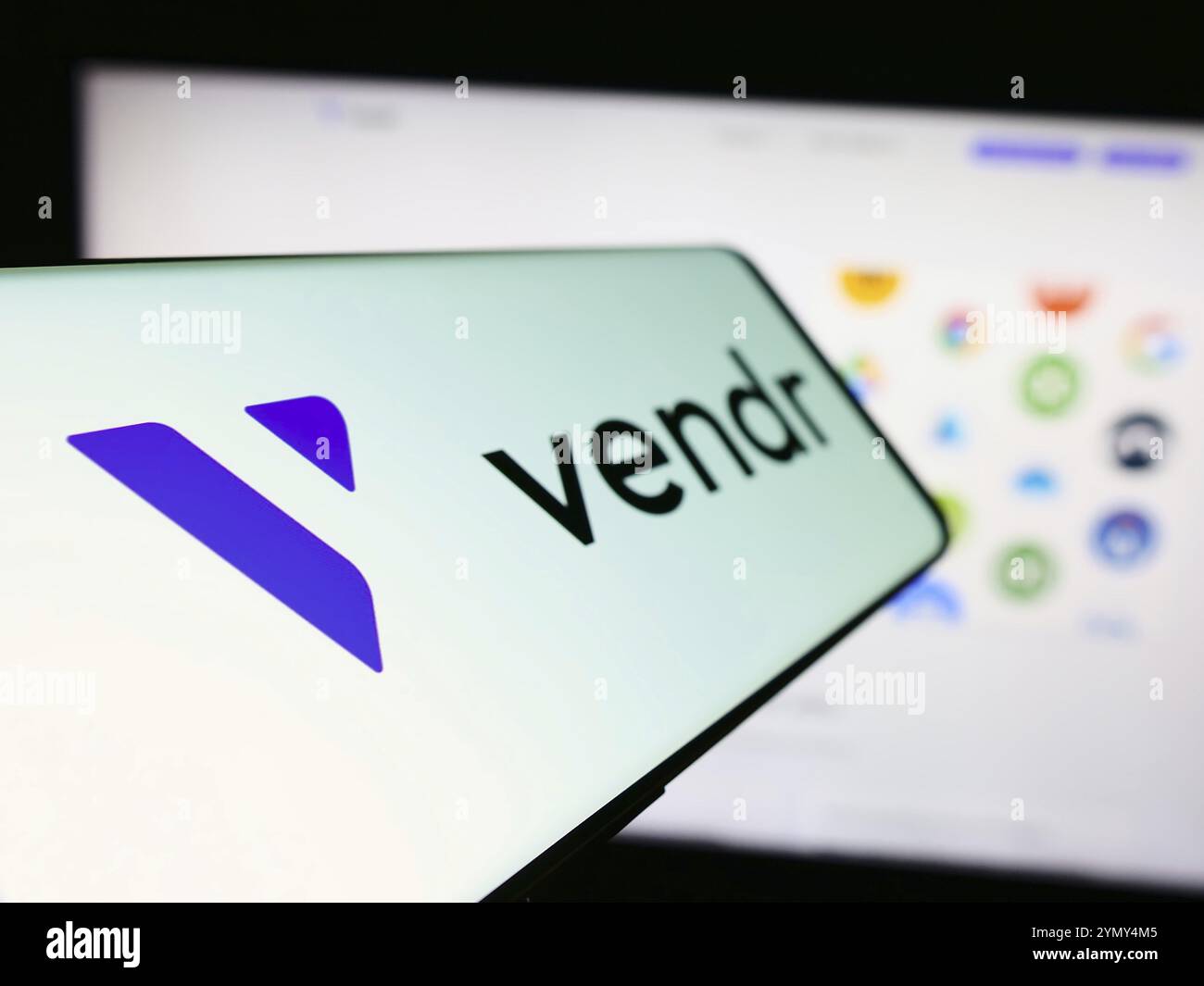 Stoccarda, Germania, 04-02-2024: Smartphone con logo della società americana di approvvigionamento software Vendr Inc. Davanti al sito Web aziendale. Concentrati a sinistra o Foto Stock