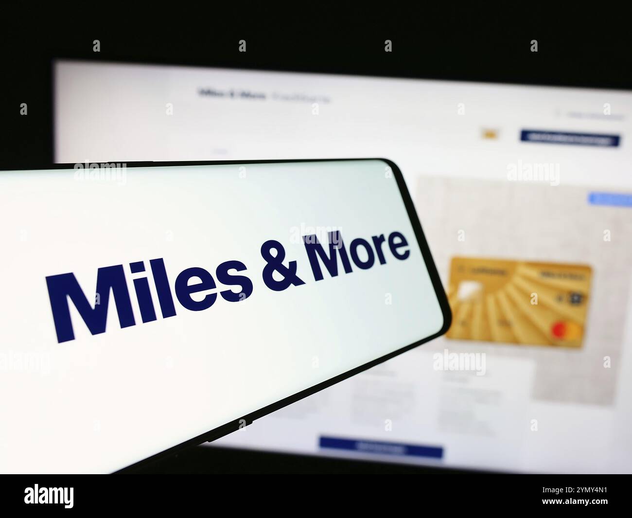 Stoccarda, Germania, 07-15-2024: Telefono cellulare con logo del programma frequent flyer Miles and More (Lufthansa) davanti al sito Web aziendale. Concentratevi sul cen Foto Stock