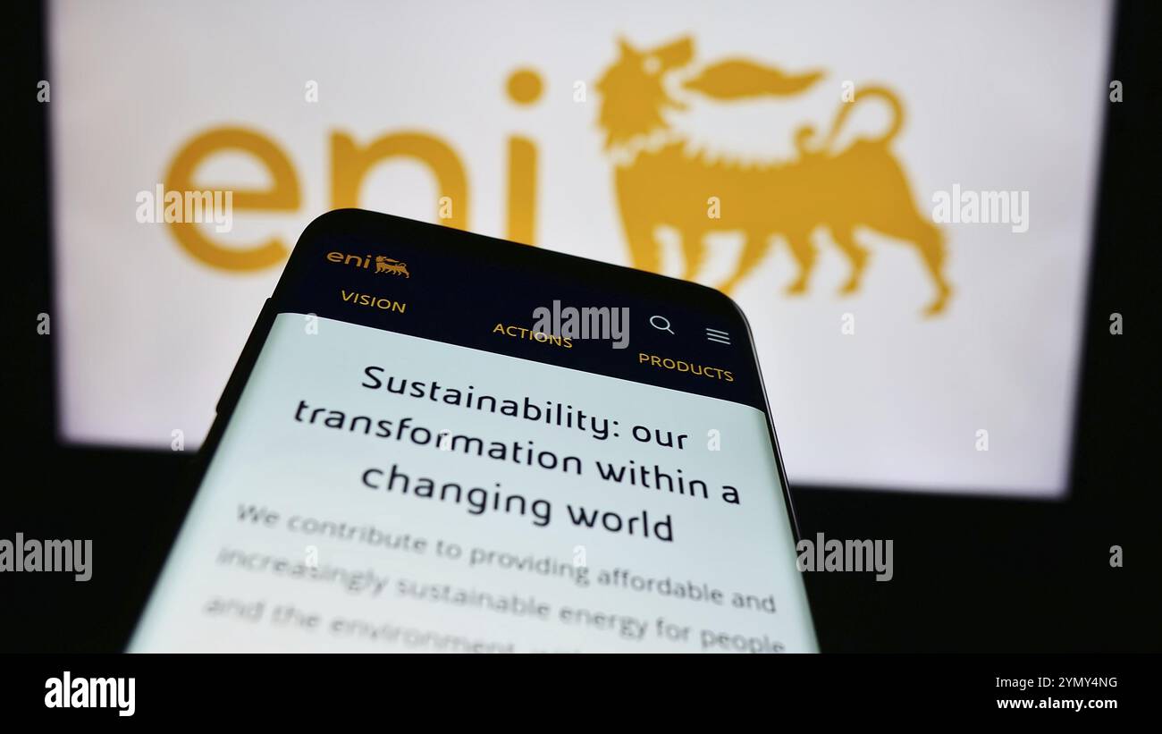 Stoccarda, Germania, 06-01-2024: Telefono cellulare con pagina web della società energetica italiana Eni S.p.A. davanti al logo aziendale. Mettere a fuoco in alto a sinistra del telefono d Foto Stock