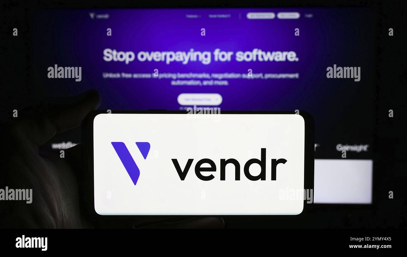Stoccarda, Germania, 04-02-2024: Persona che detiene un telefono cellulare con il logo della società americana di approvvigionamento software Vendr Inc. Di fronte al sito Web aziendale pag Foto Stock