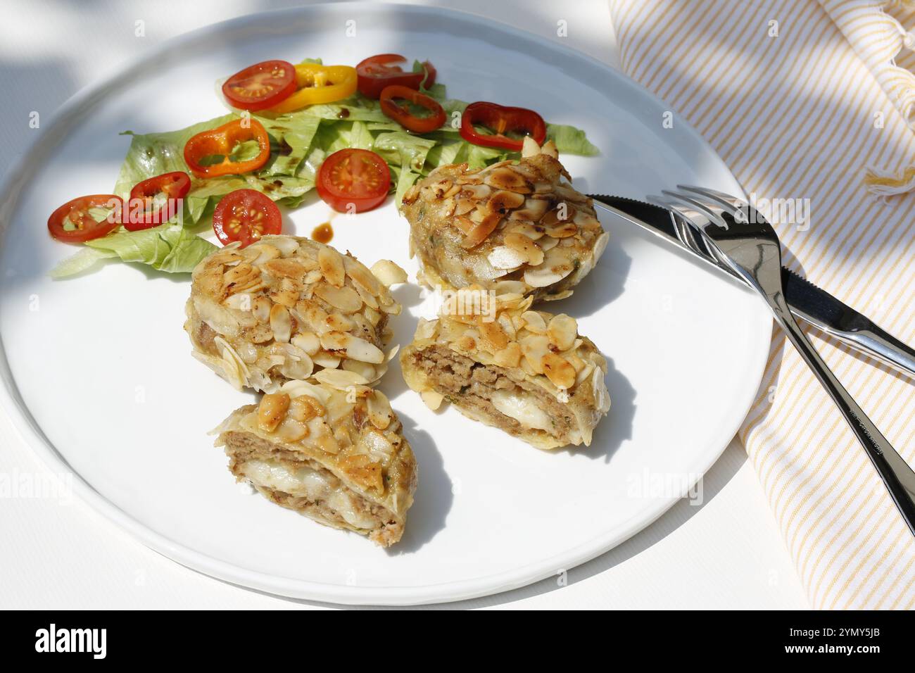 Cucina sveva, polpette avvolte in mandorle, carne macinata mista, polpette ripiene di formaggio, fritte, polpette, cucina della nonna, regionale, hom Foto Stock