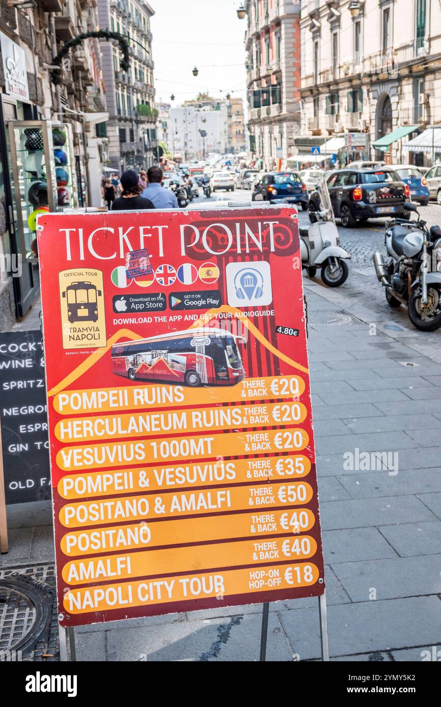 Napoli Italia, Centro storico, via Toledo, cartello con i biglietti, Tramvia Napoli, escursioni, gite giornaliere, destina di viaggio Foto Stock
