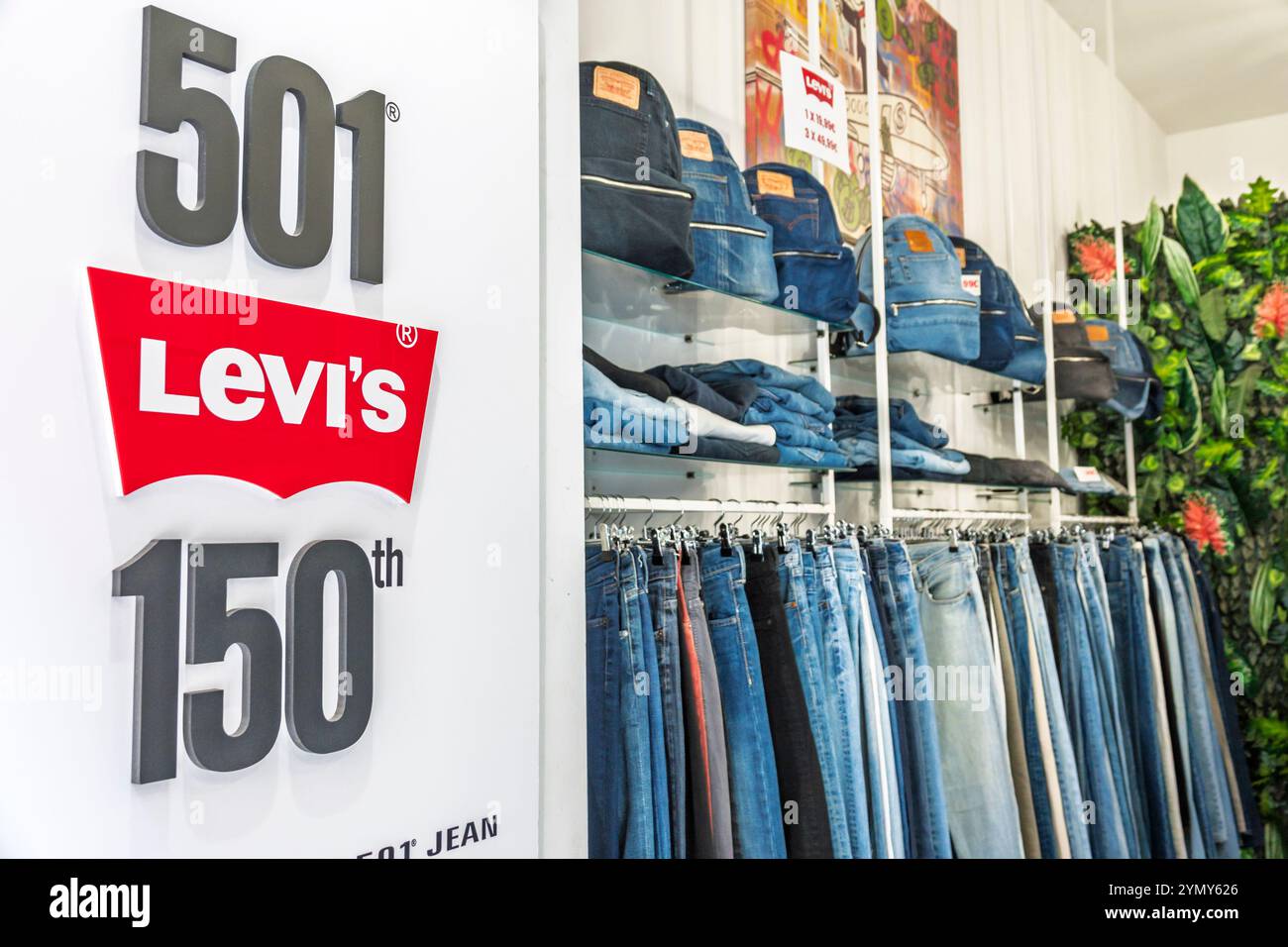 Napoli, centro storico, Piazza Dante, negozio Levi's, 501 150° anniversario di Levi, negozio di abbigliamento, b Foto Stock