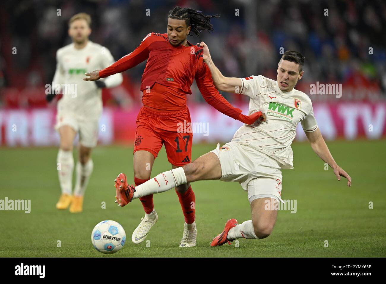 Tackle, fallo d'azione Michael Olise FC Bayern Monaco FCB (17) contro Keven Schlotterbeck FC Augsburg FCA (31) Allianz Arena, Monaco di Baviera, Germania, Europa Foto Stock