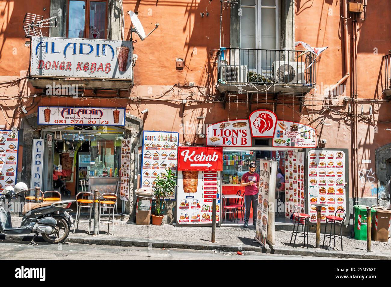 Napoli, centro storico, via Sant'Anna dei Lombardi, Aladin Doner Kebab, Lion's Pub, fast food, negozio di kebab, mi Foto Stock