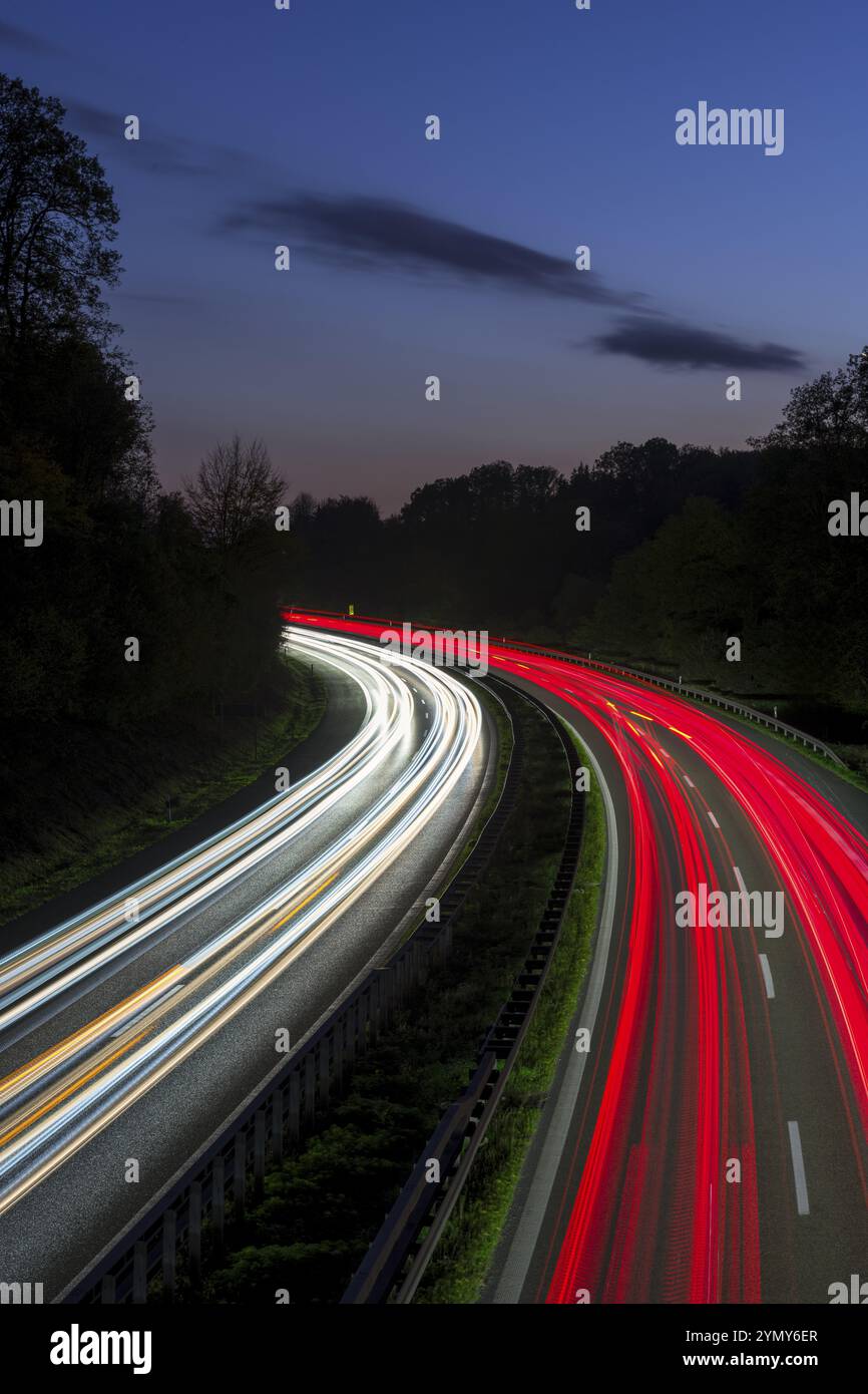 Lunga esposizione di un'autostrada di notte con percorsi di auto a luci rosse e bianche, Winnenden, Baden-Wuerttemberg, Germania, Europa Foto Stock