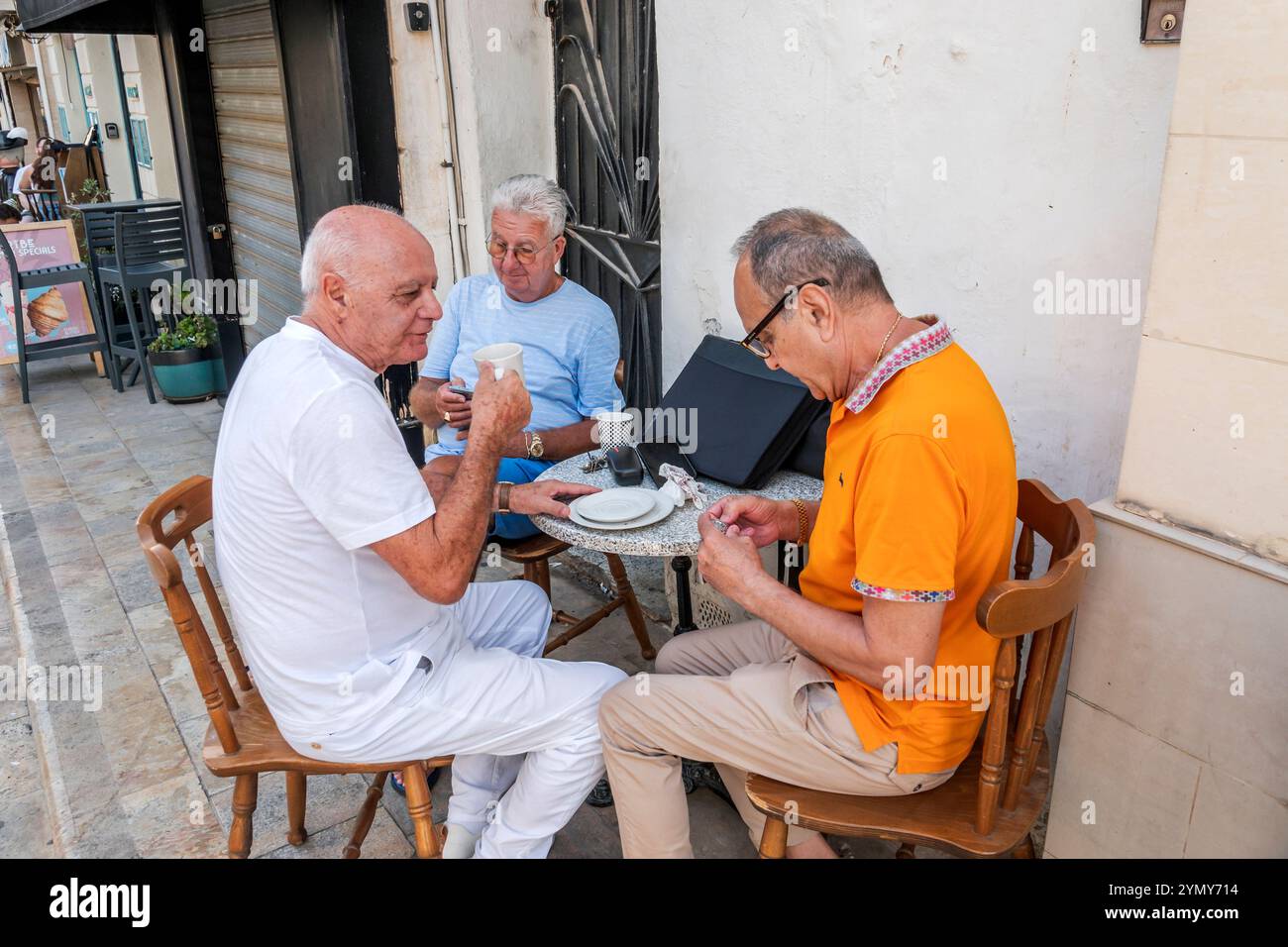 La Valletta Malta, St Saint Zachary Street, uomini anziani, caffè all'aperto all'aperto, residenti vicini amici che parlano, Maltese Europe European Foto Stock