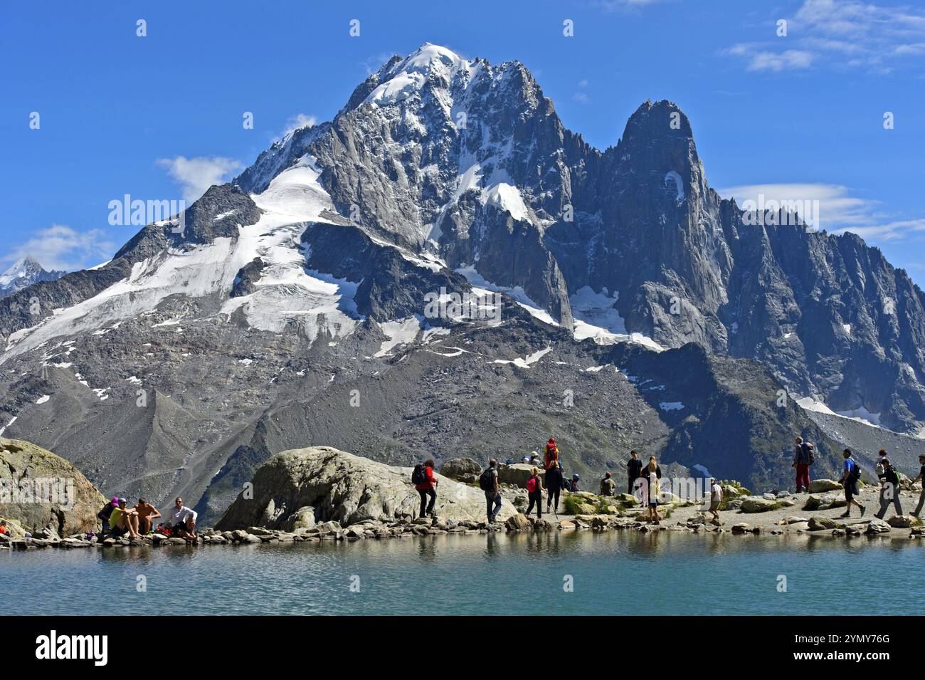 Sul lago di montagna del Lac Blanc, con le vette dell'Aiguille verte e dell'Aiguille du Dru alle spalle, Chamonix, alta Savoia, Francia, Europa Foto Stock