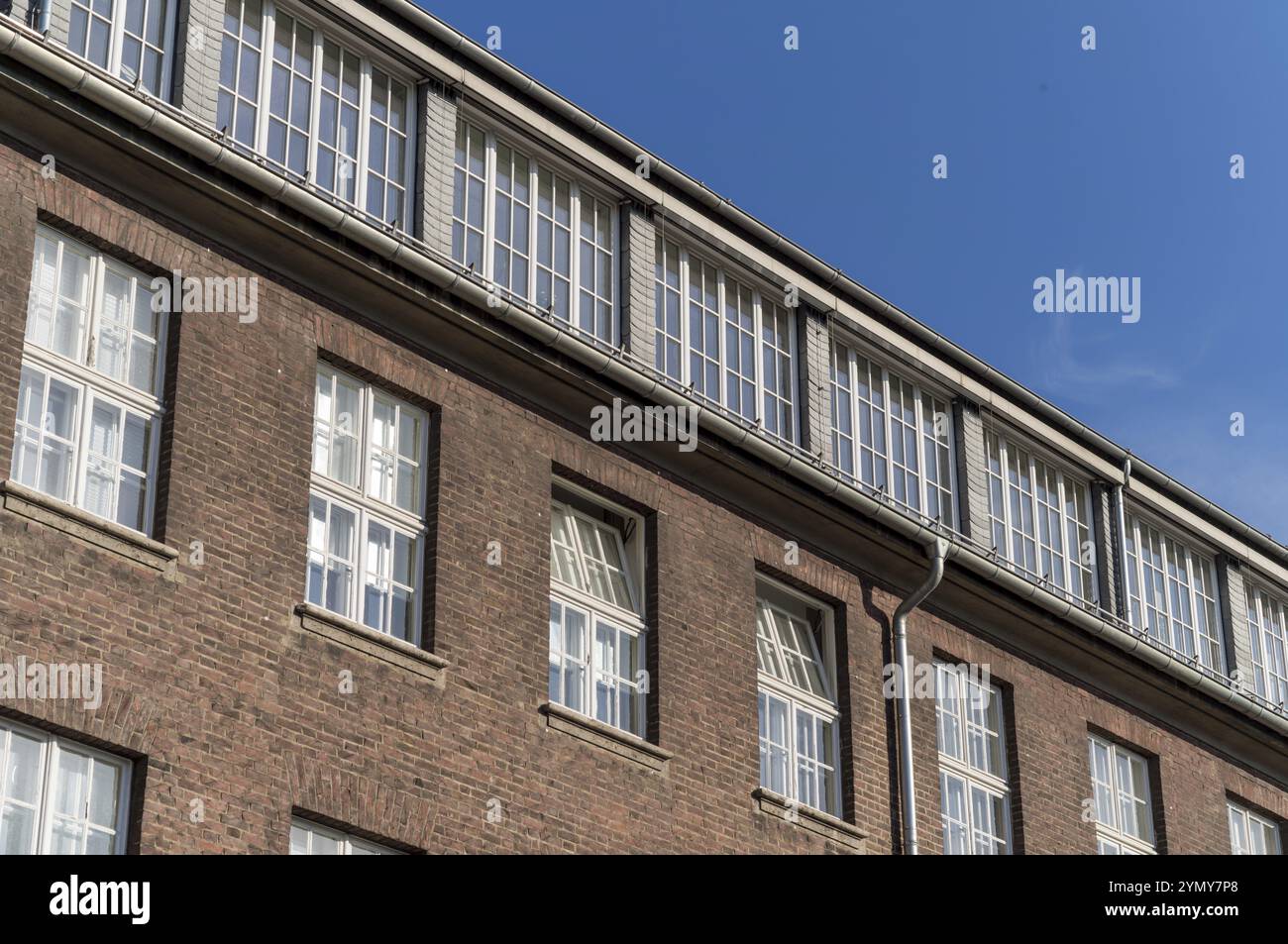 Facciata di un vecchio edificio in mattoni con finestre Foto Stock