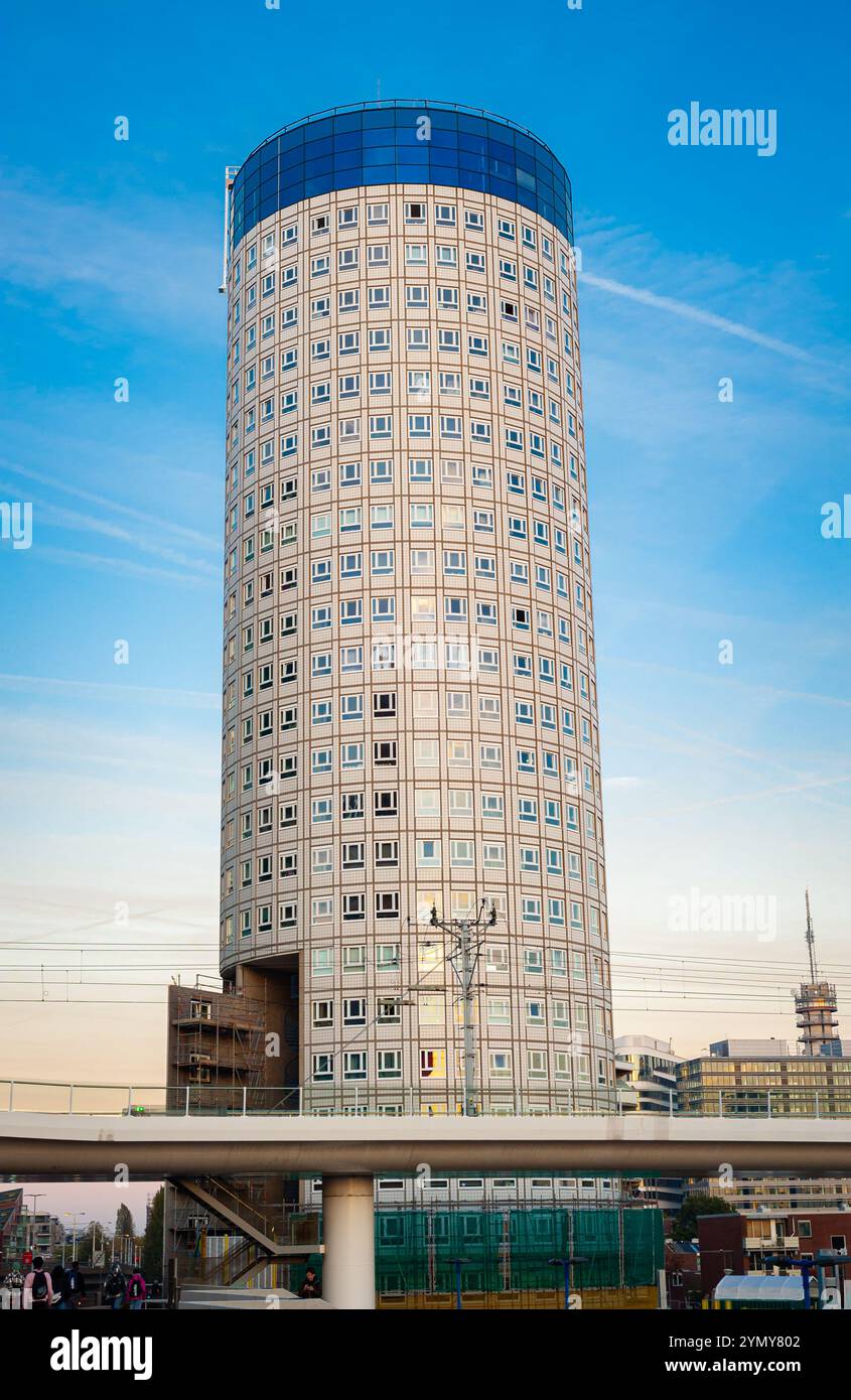 Grande torre residenziale chiamata ¨Witte Anna¨ (White Ann) nel centro della città di l'Aia, Paesi Bassi. Foto Stock