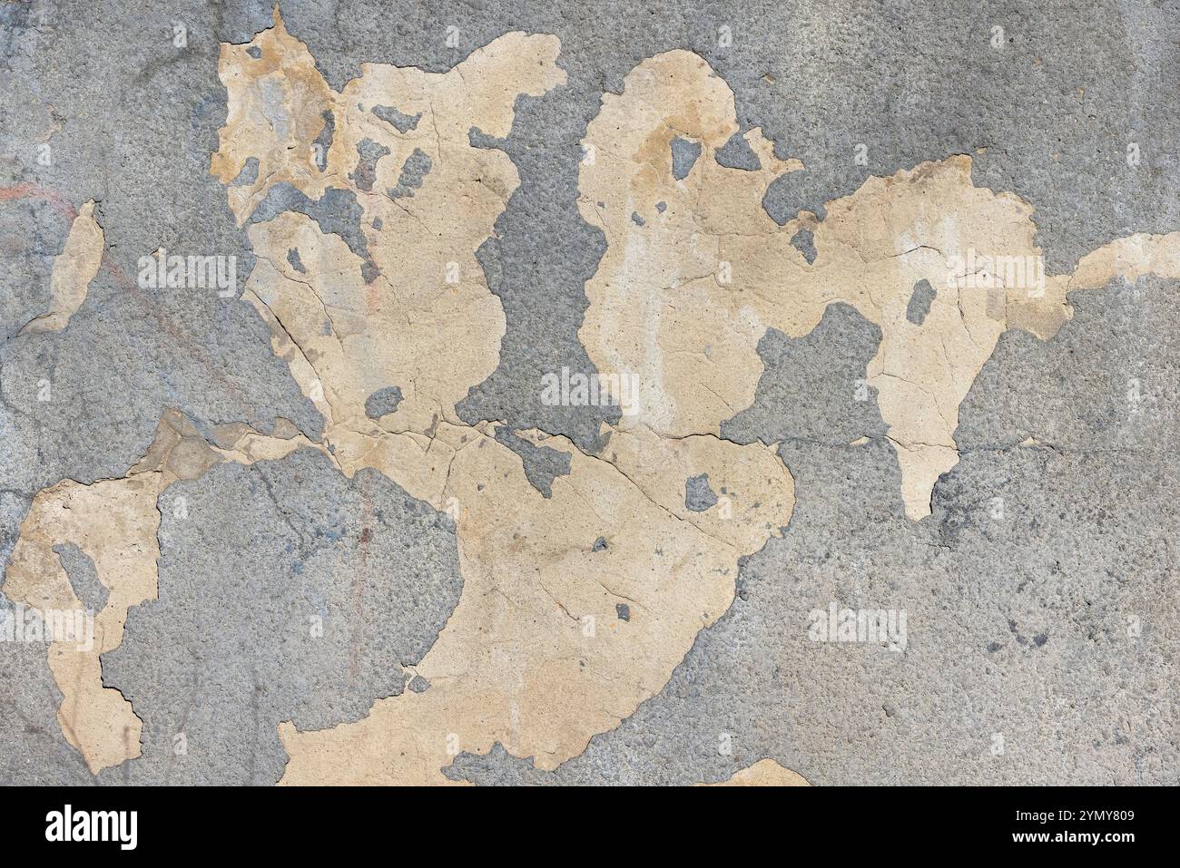 L'antica struttura rivela una mappa del mondo su una superficie di cemento incrinato in un ambiente urbano Foto Stock