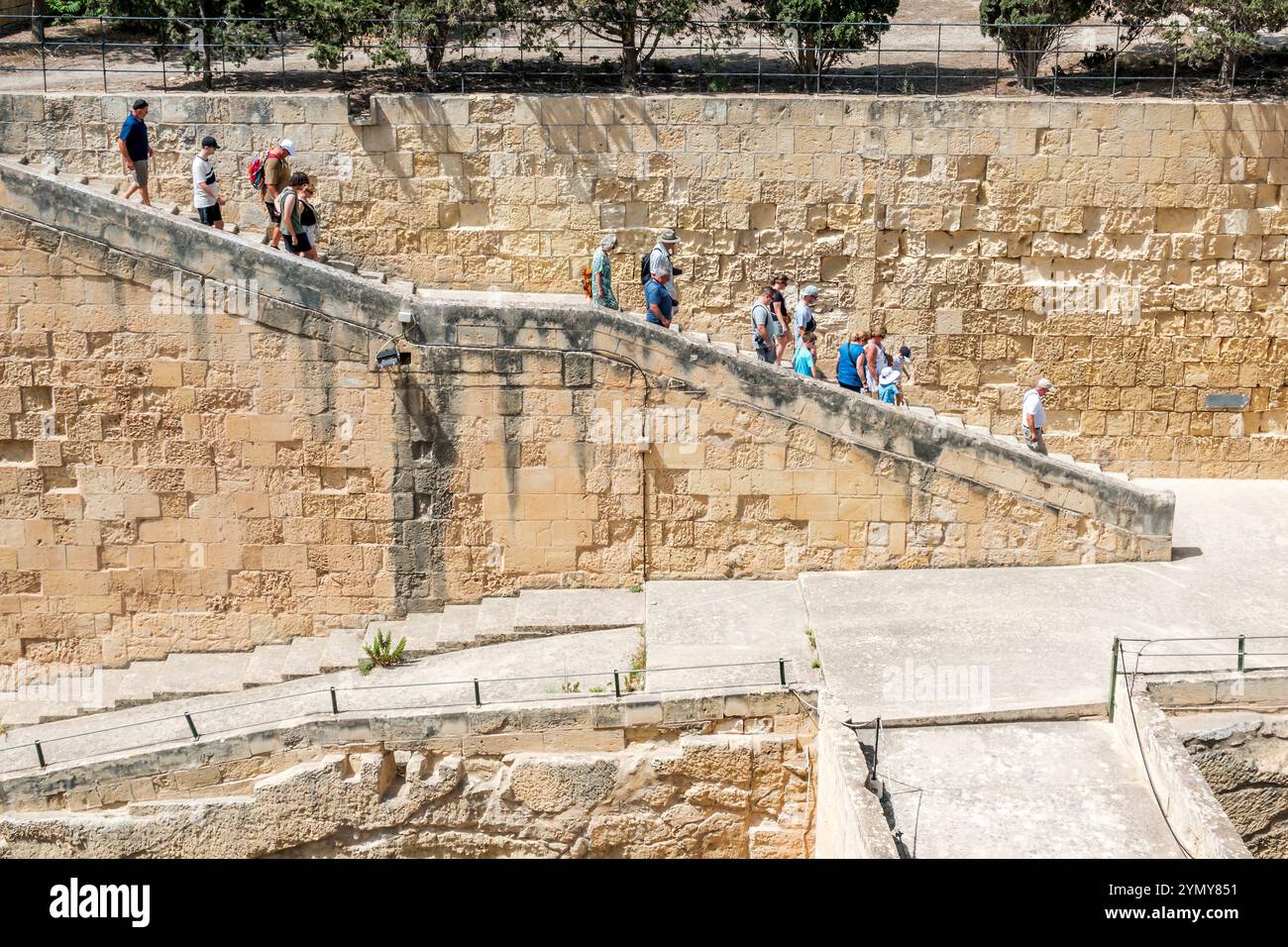 La Valletta Malta, vicino all'ascensore di Barrakka, fortificazioni in pietra calcarea medievale, scalini delle mura cittadine, uomini donne coppie famiglie, Maltese Europe EU Foto Stock