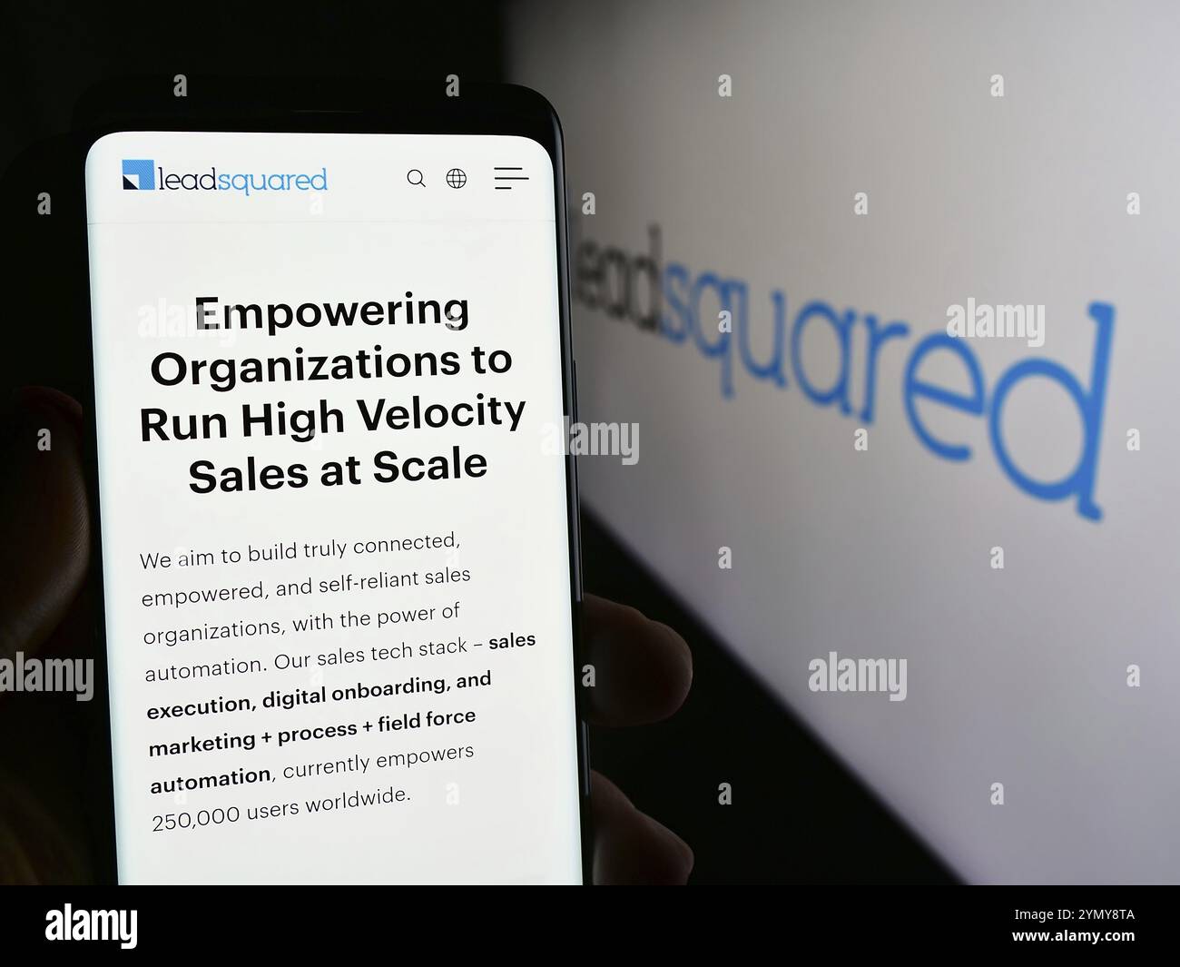 Stoccarda, Germania, 03-27-2024: Persona che detiene il cellulare con pagina web della società indiana di piattaforma CRM LeadSquared davanti al logo aziendale. Concentratevi su c Foto Stock