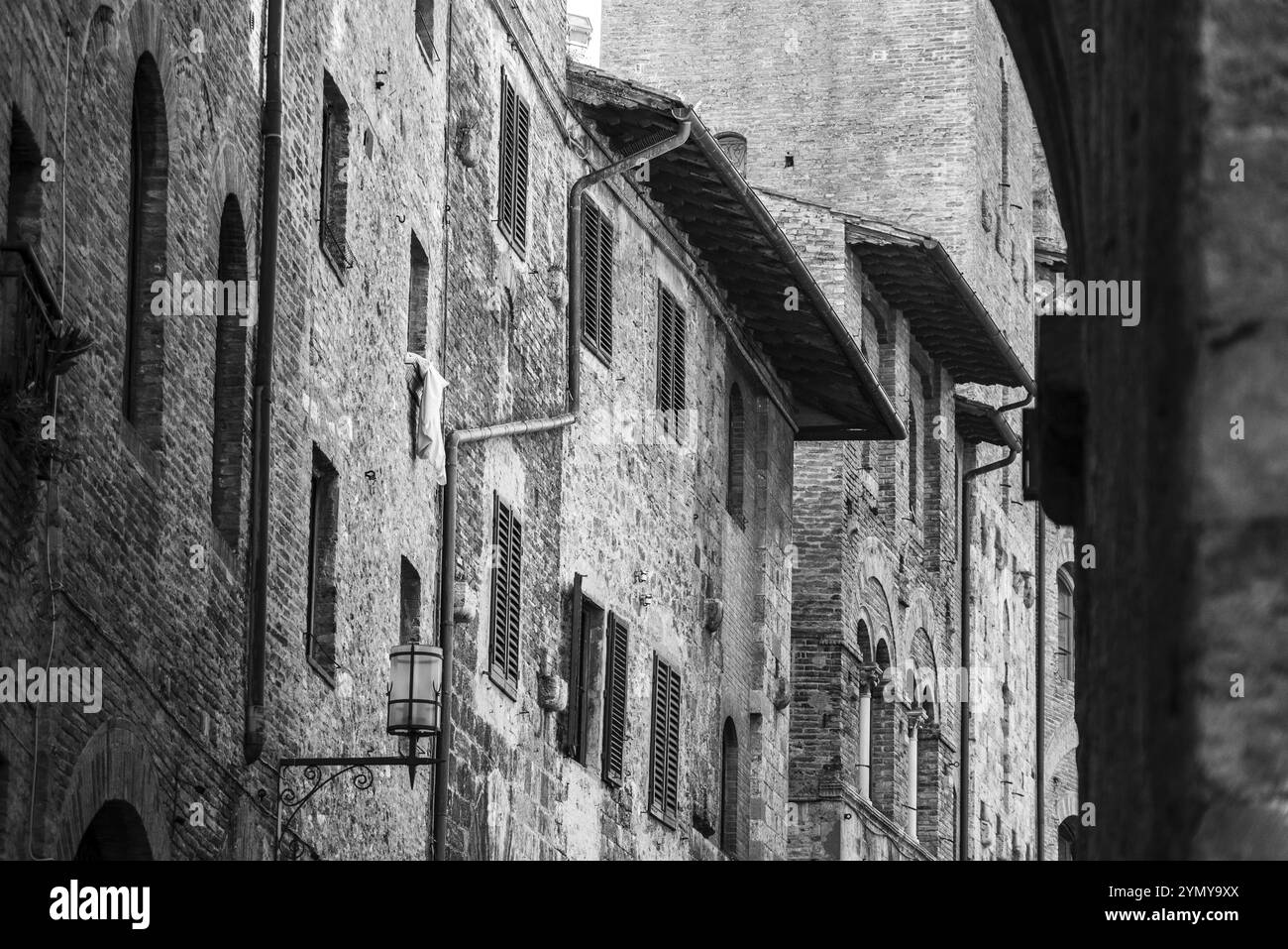 Facciata di tipiche case residenziali medievali nel centro di San Gimignano, Italia, Europa Foto Stock