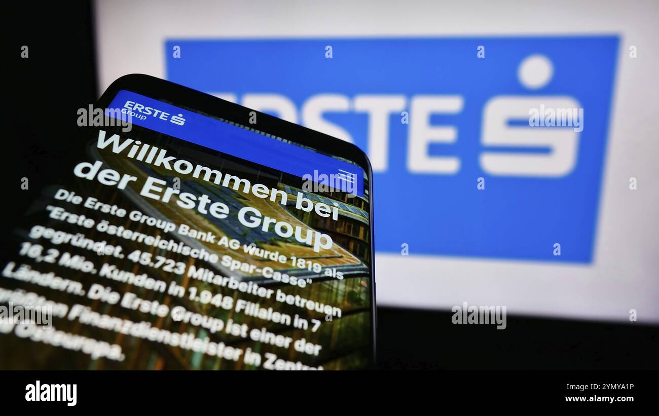 Stoccarda, Germania, 04-13-2024: Smartphone con pagina web della società austriaca di servizi finanziari Erste Group Bank AG davanti al logo aziendale. Concentrati su Foto Stock