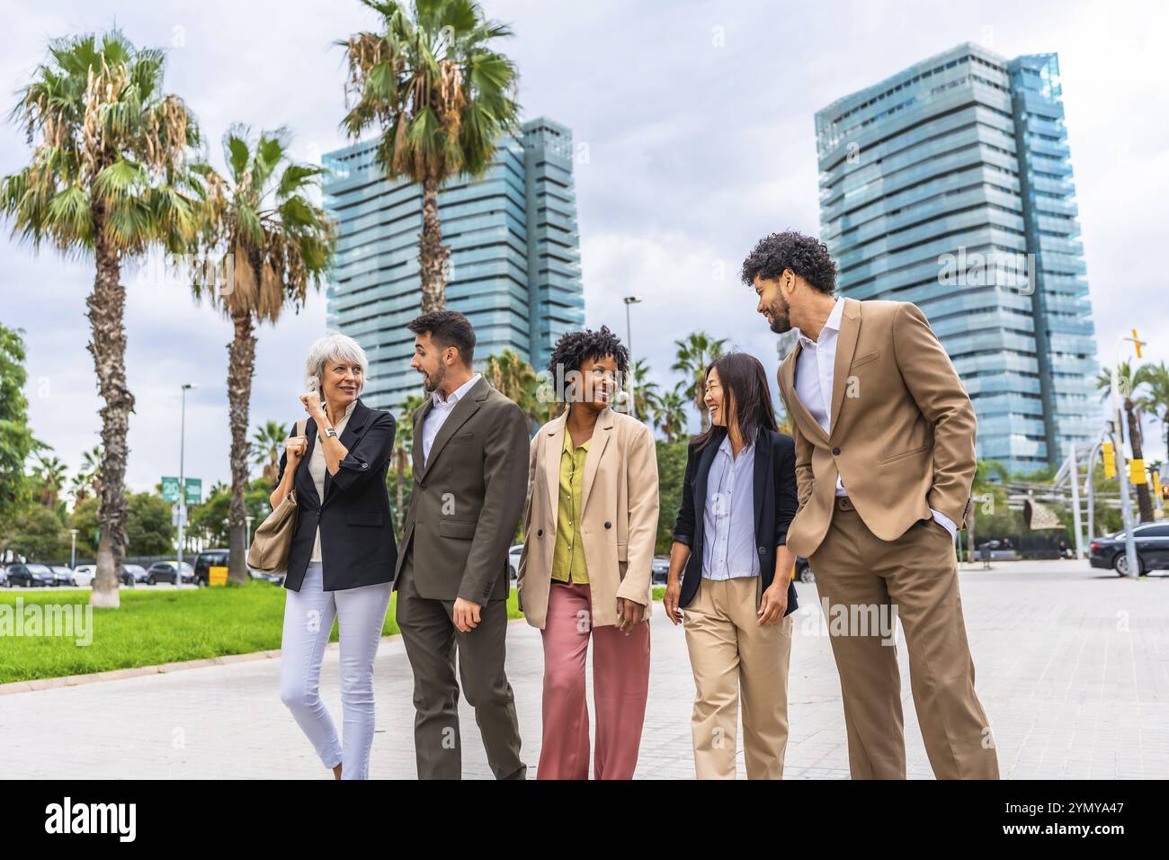 Foto con copia dello spazio di un collega multietnico che cammina lungo il quartiere finanziario tropicale parlando rilassato Foto Stock