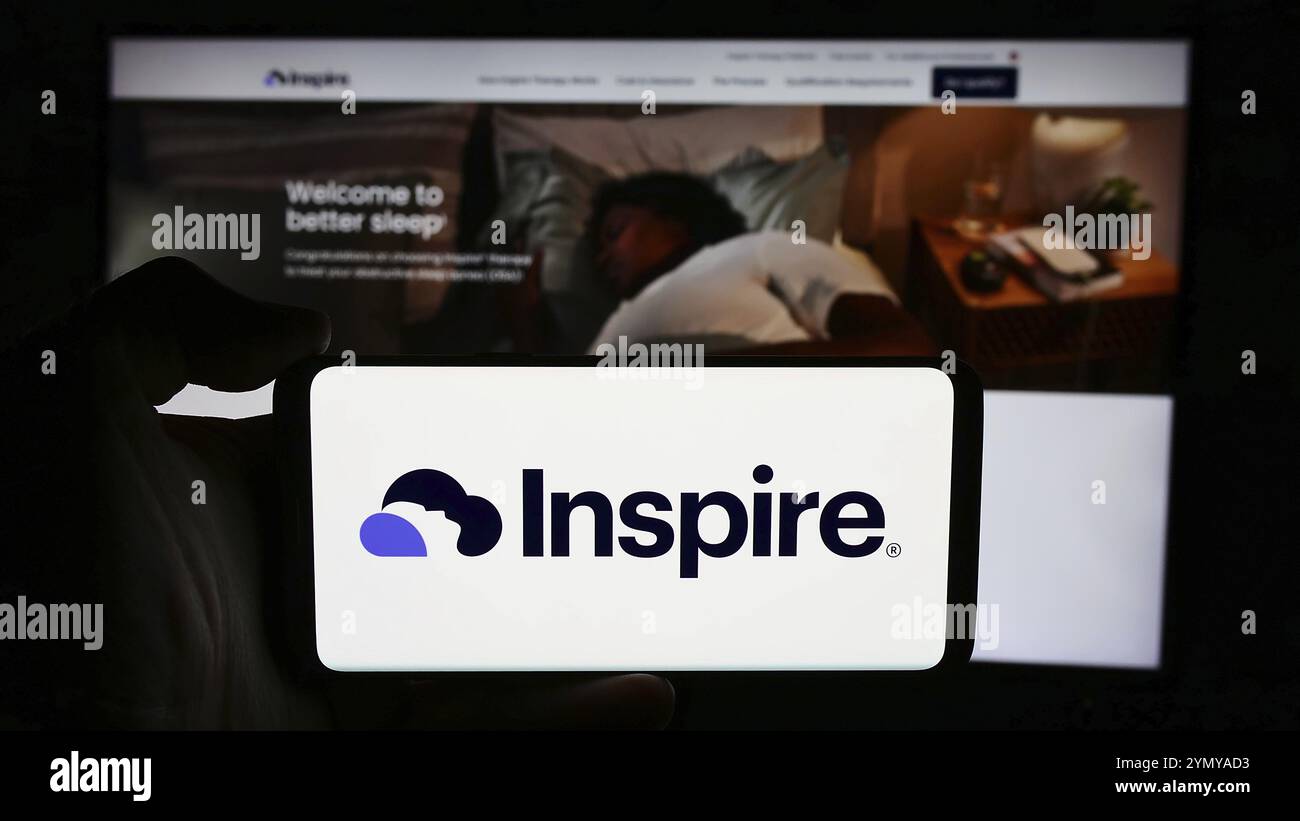 Stoccarda, Germania, 07-06-2024: Persona che detiene il cellulare con il logo della società statunitense Inspire Medical Systems Inc. Di fronte alla pagina web aziendale. Concentrati su p Foto Stock