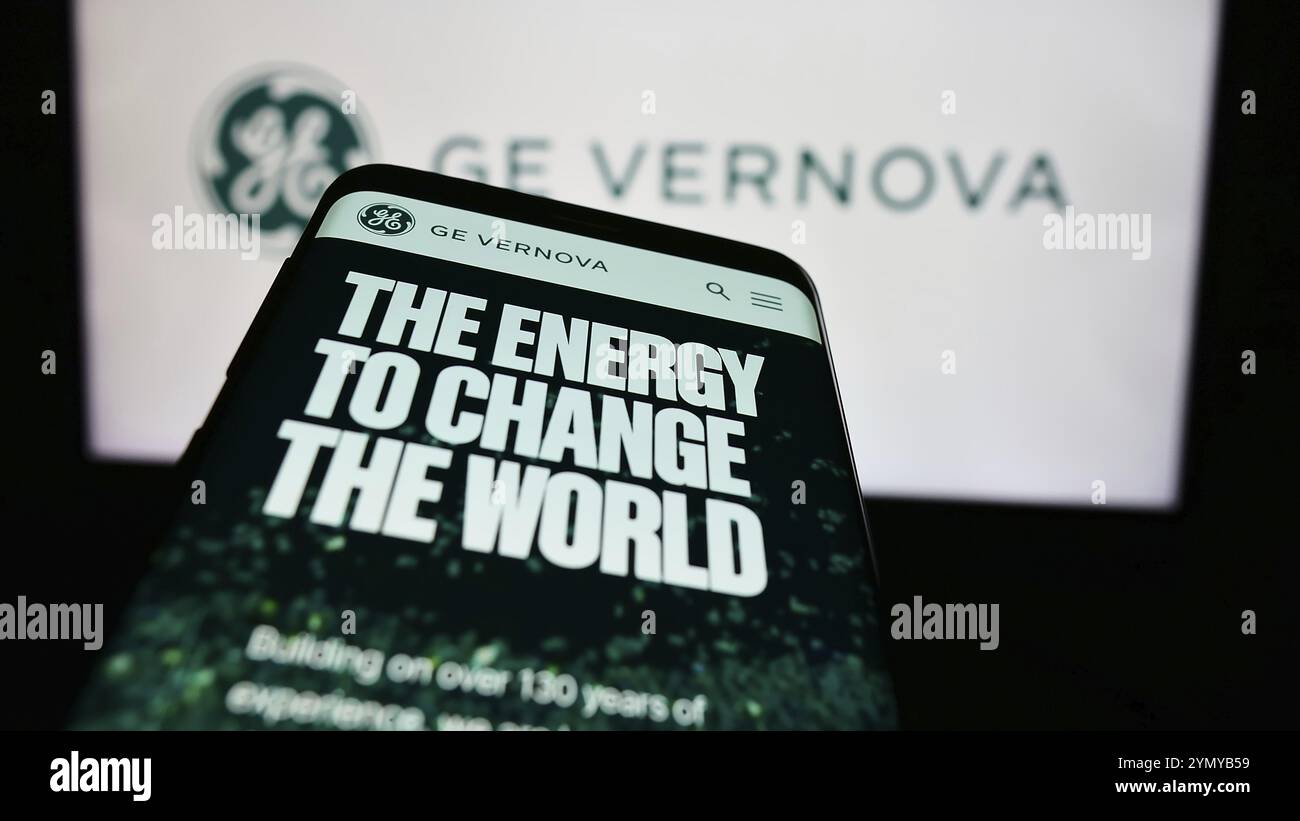 Stoccarda, Germania, 07-19-2024: Smartphone con sito Web della società statunitense di apparecchiature energetiche GE Vernova Inc. Davanti al logo aziendale. Messa a fuoco in alto a sinistra di Foto Stock