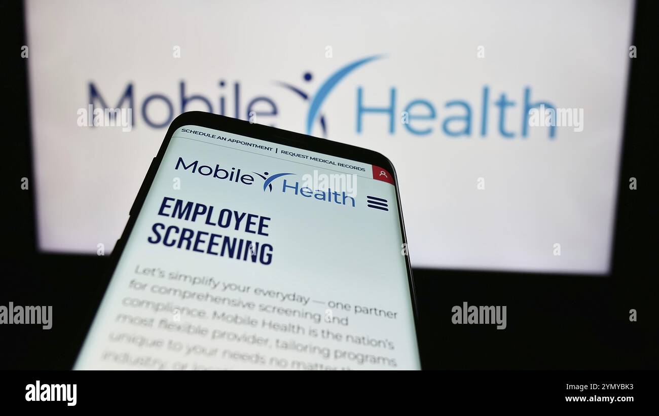 Stoccarda, Germania, 04-04-2024: Telefono cellulare con pagina web della società statunitense Mobile Health Management Services Inc. Davanti al logo aziendale. Concentrati sull'inizio Foto Stock