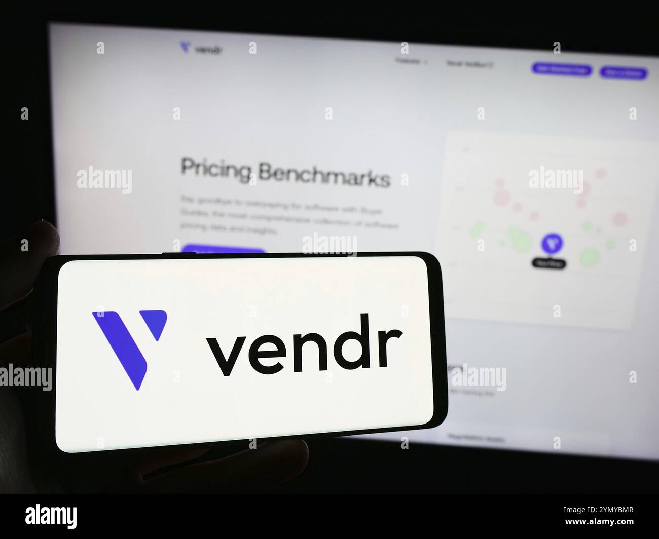Stoccarda, Germania, 04-02-2024: Persona che detiene uno smartphone con il logo della società di approvvigionamento software statunitense Vendr Inc. Davanti al sito web. Concentrati sul telefono Foto Stock