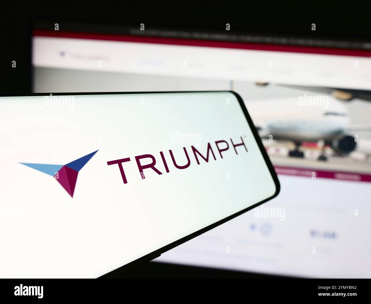 Stuttgart, Germania, 07-08-2024: Telefono cellulare con logo della società aerospaziale americana Triumph Group Inc. Davanti al sito web aziendale. Focalizzazione sul centro- Foto Stock