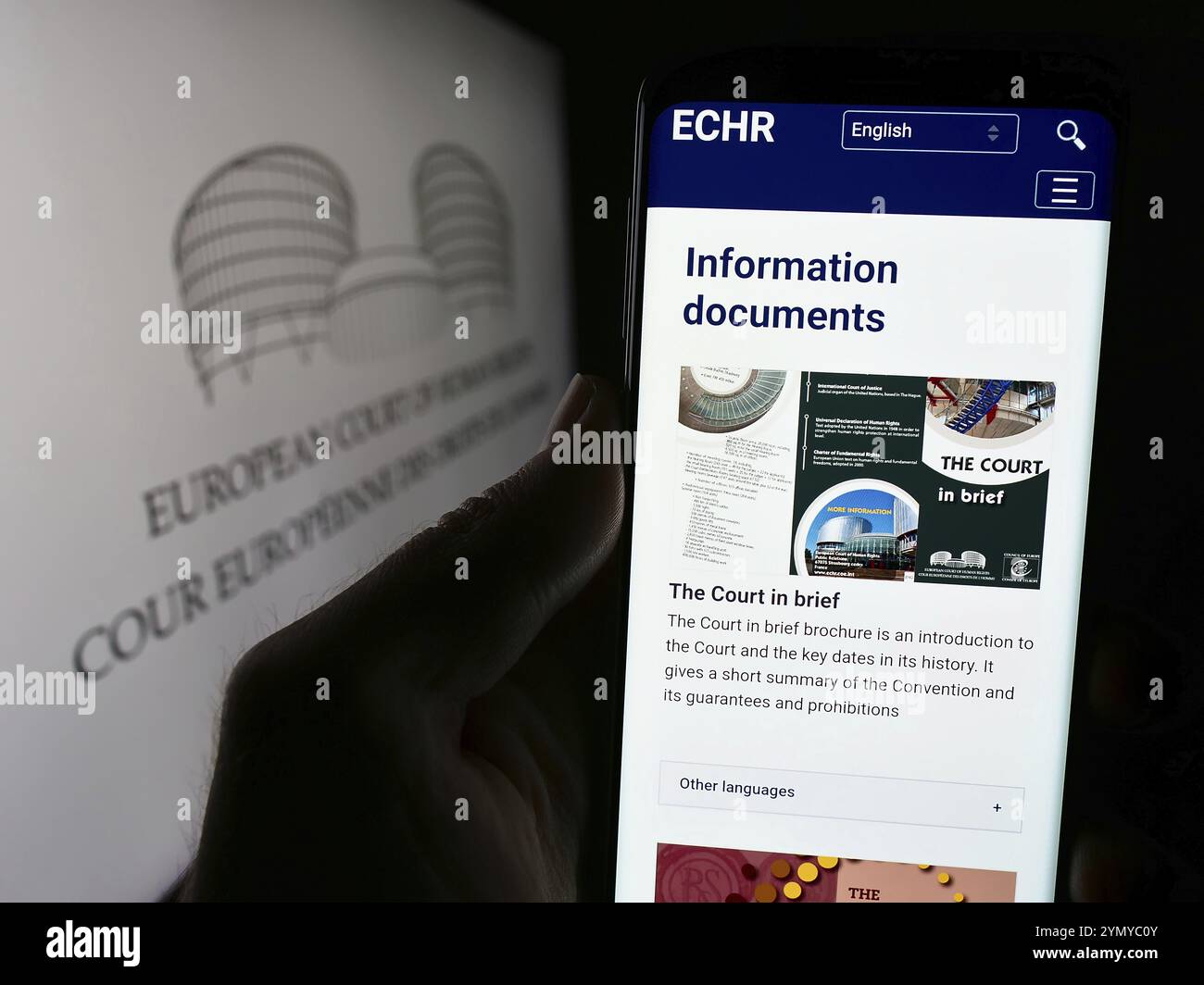 Stoccarda, Germania, 05-21-2024: Persona che detiene un cellulare con pagina web del tribunale internazionale Corte europea dei diritti dell'uomo (CEDU) con logo. Concentrati su Foto Stock