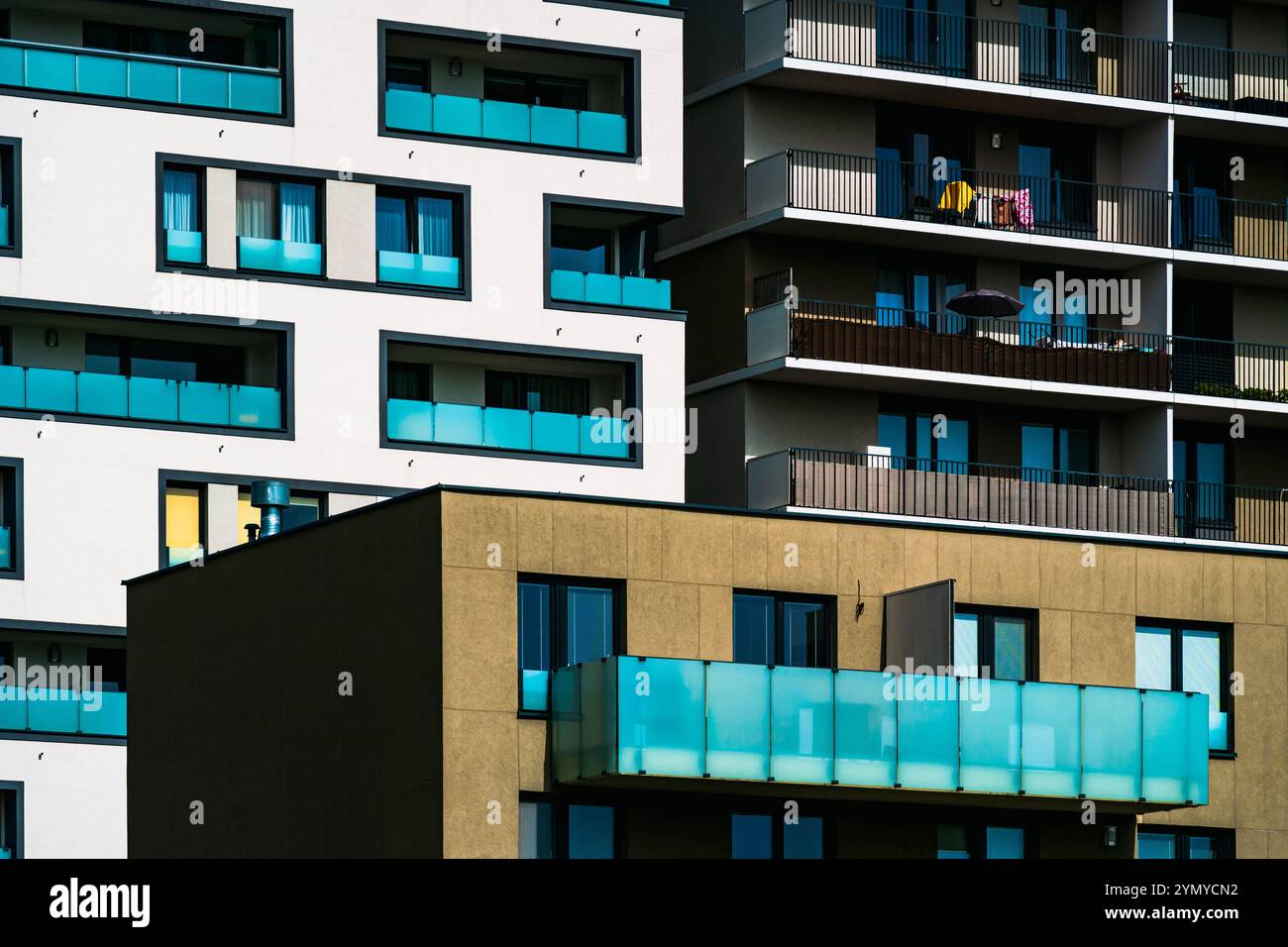 Facciata residenziale urbana con vivaci balconi e design minimalista Foto Stock
