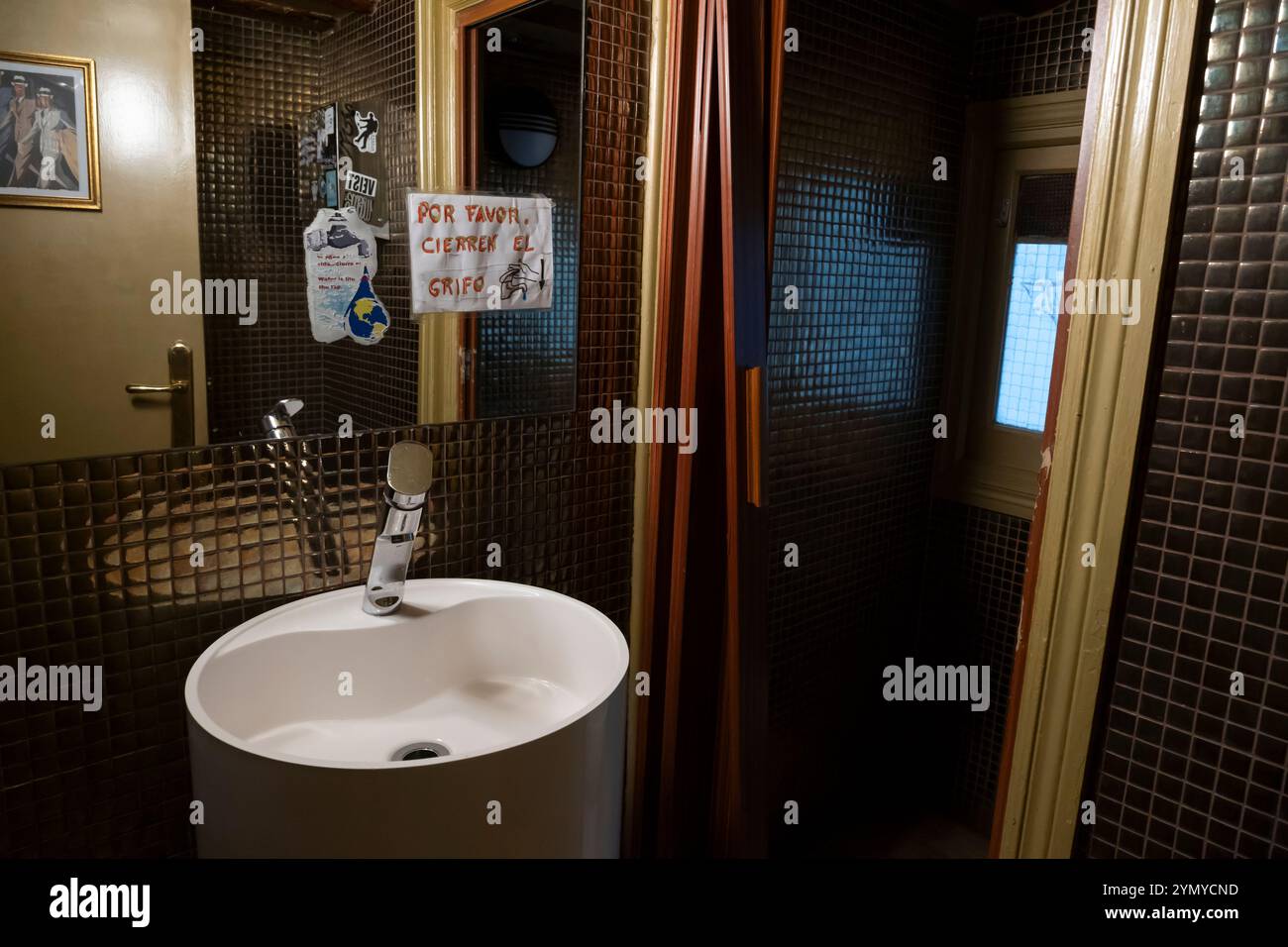 Un lussuoso bagno in un bar vicino a Plaza de Isabel II a Madrid, Spagna. Foto Stock